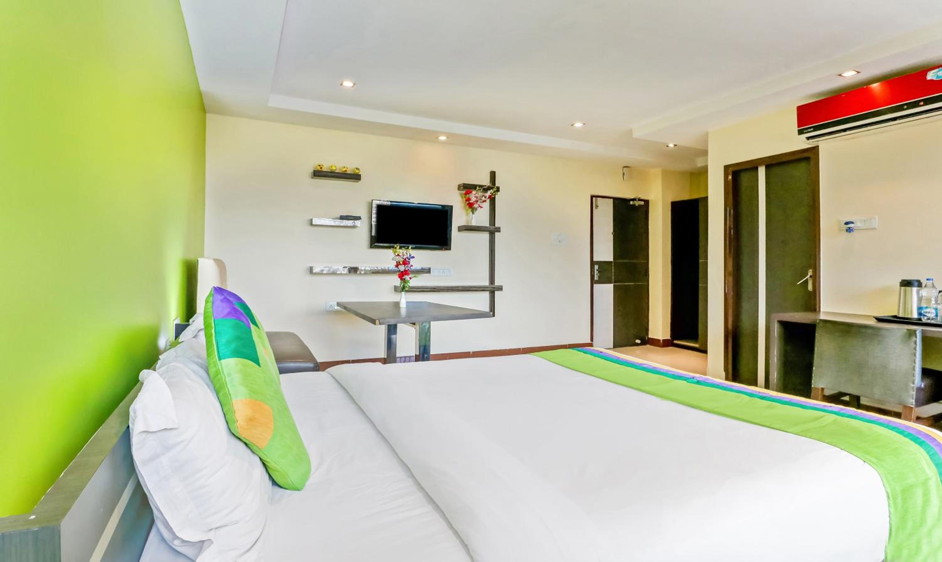 [Sanitized] Deluxe Double Room - Photo 7