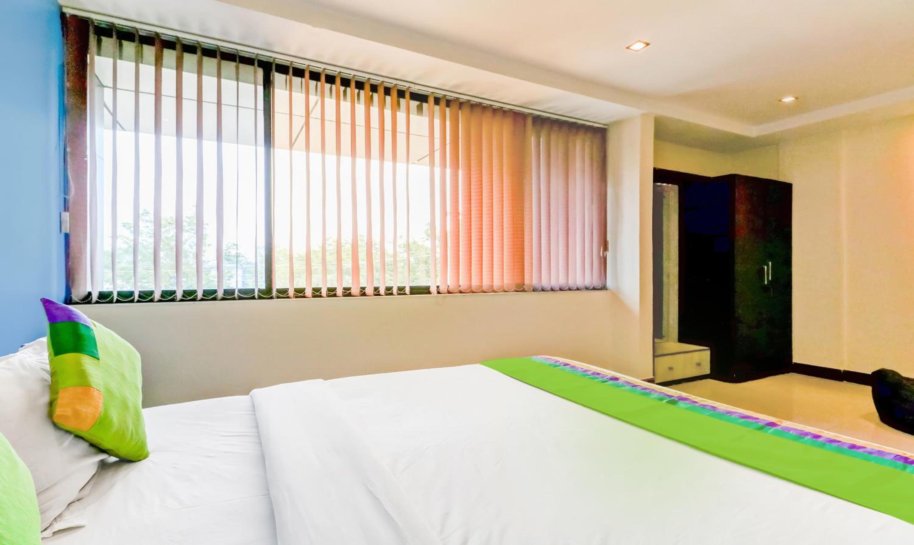 [Sanitized] Deluxe Double Room - Photo 6