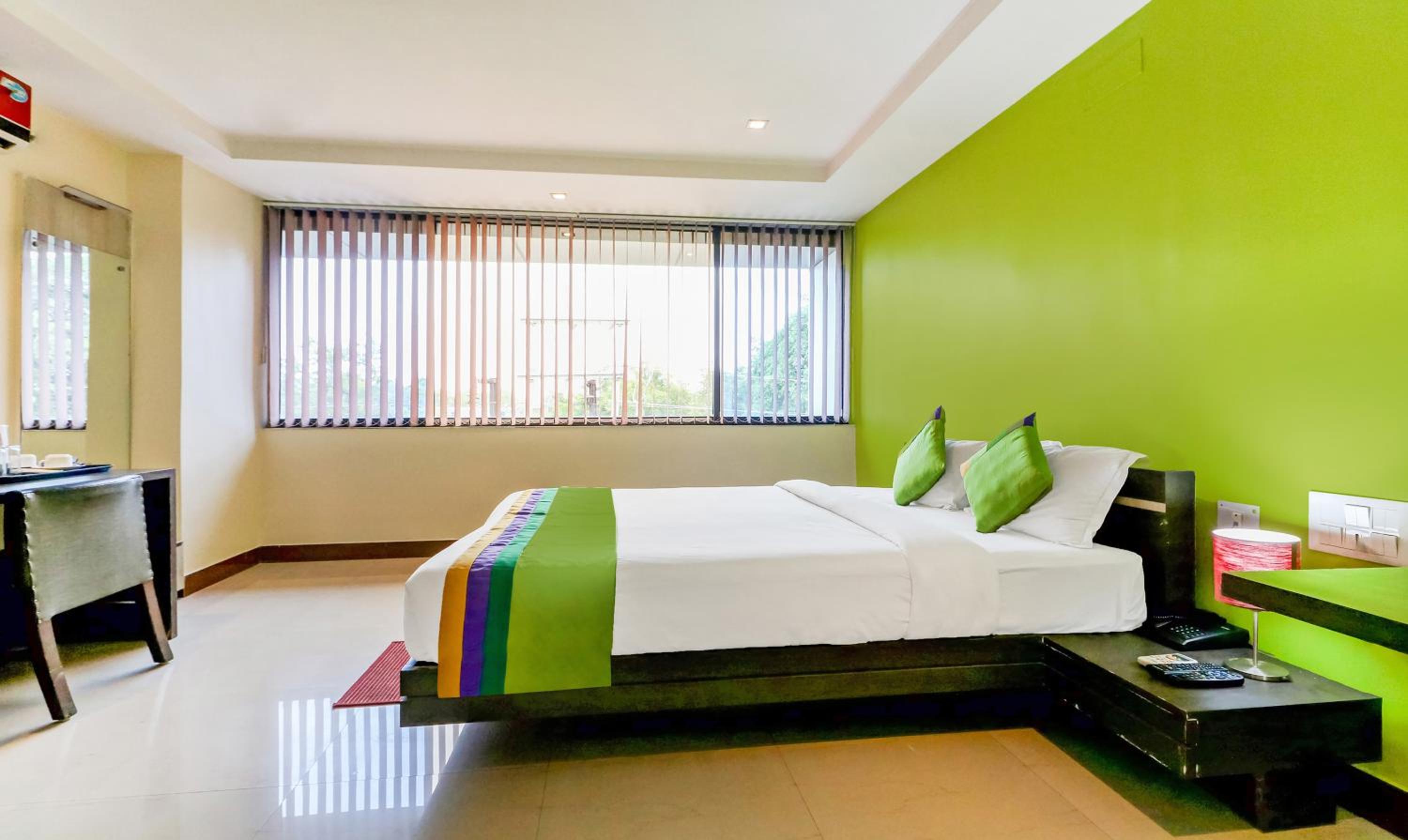 [Sanitized] Deluxe Double Room - Photo 5