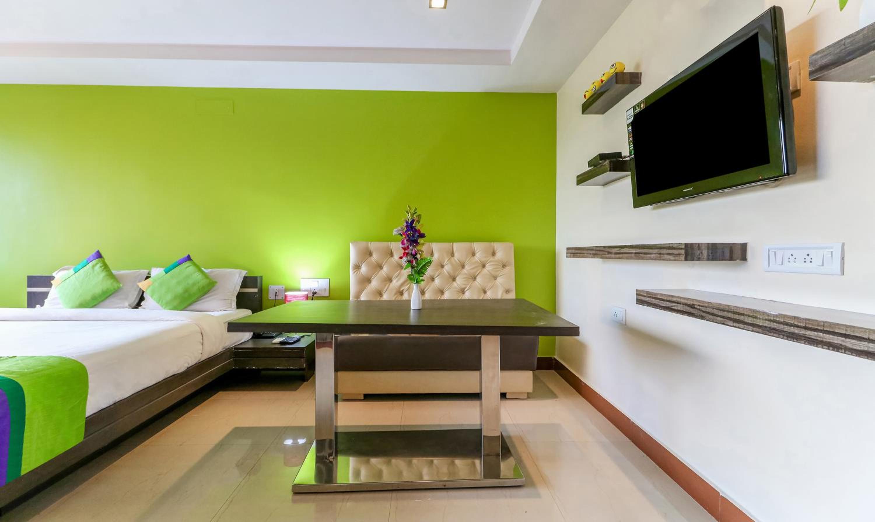 [Sanitized] Deluxe Double Room - Photo 4