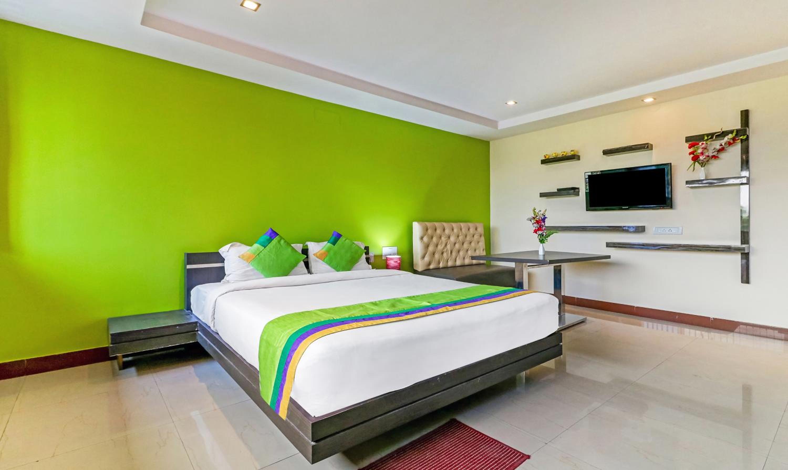[Sanitized] Deluxe Double Room - Photo 3