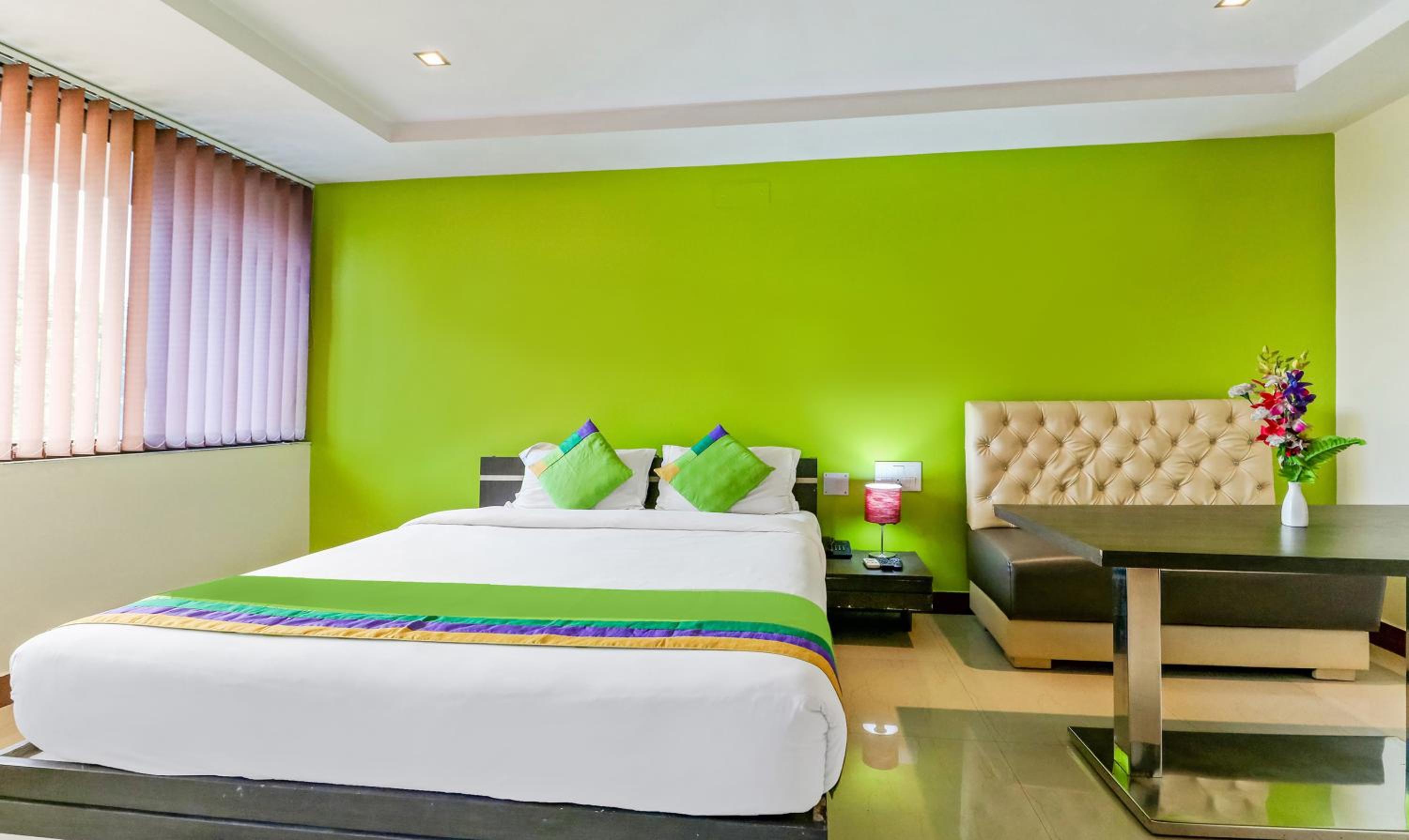 [Sanitized] Deluxe Double Room - Photo 2