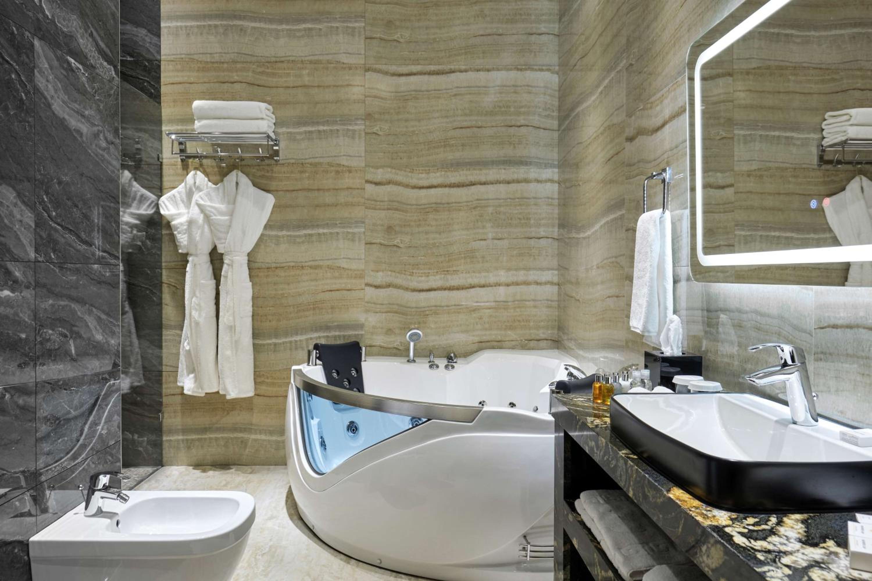 Suite with Whirlpool - Photo 3