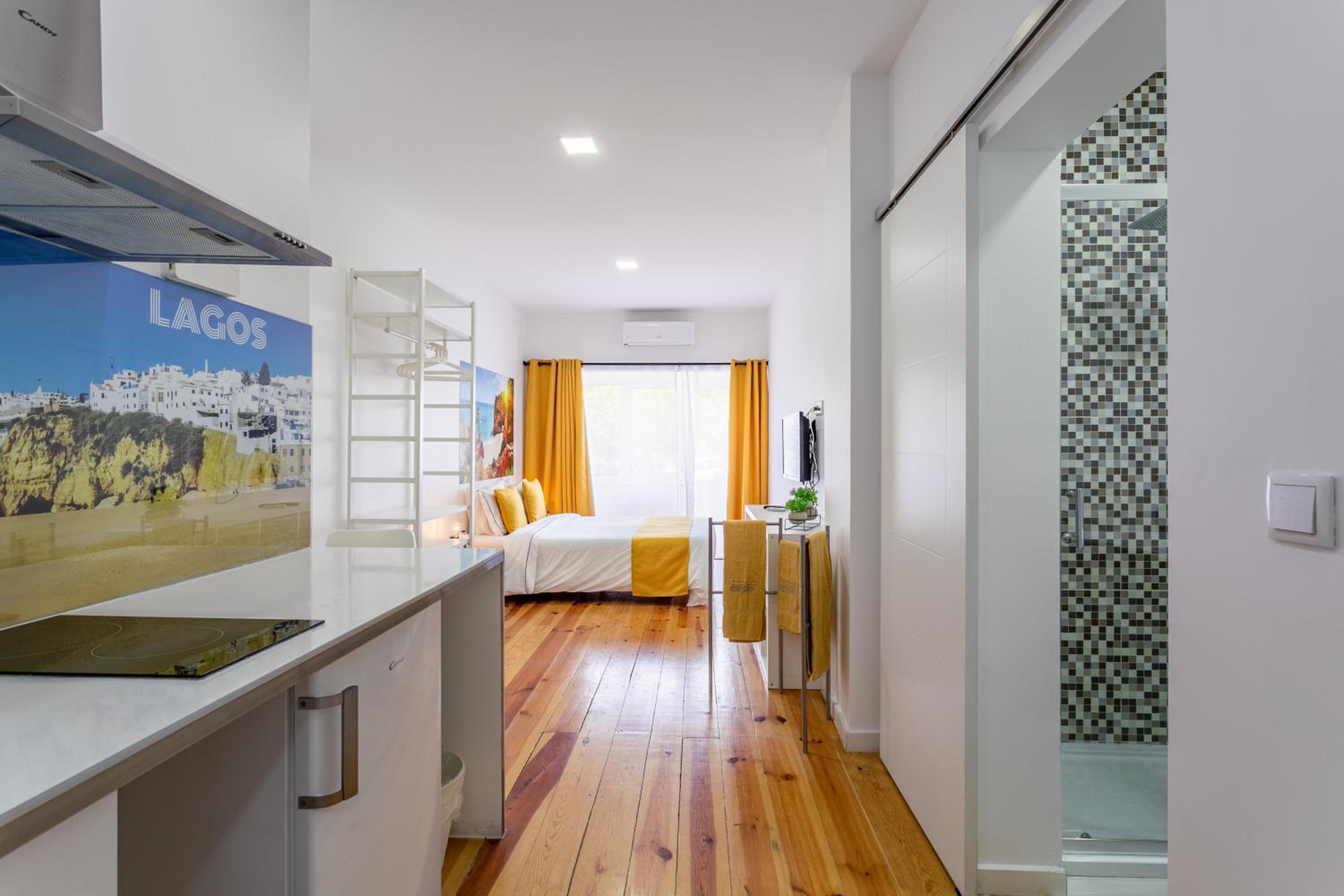 Studio with Balcony - Photo 8