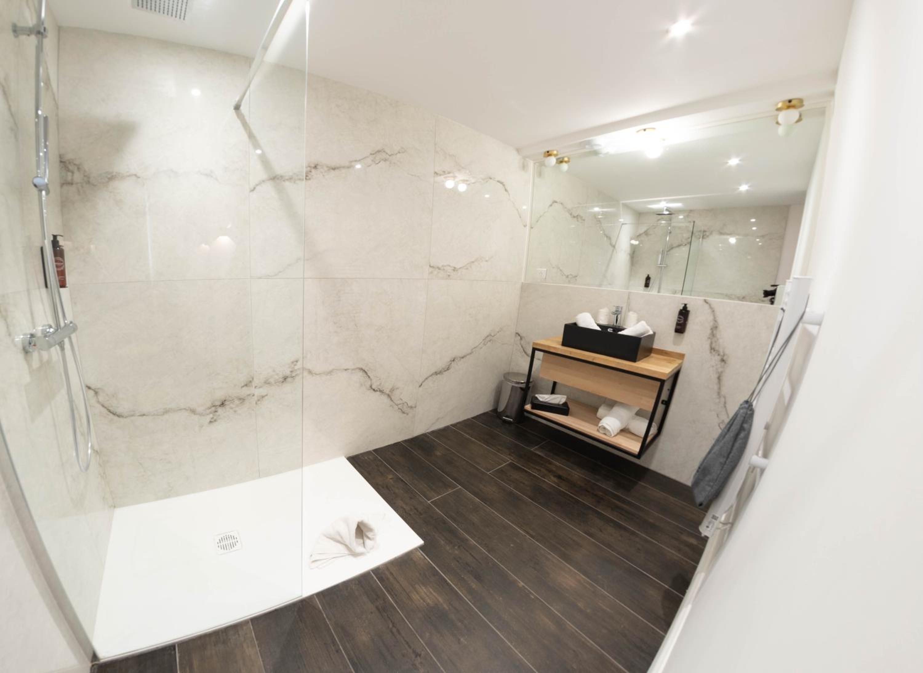 Suite with Hot Tub - Photo 3