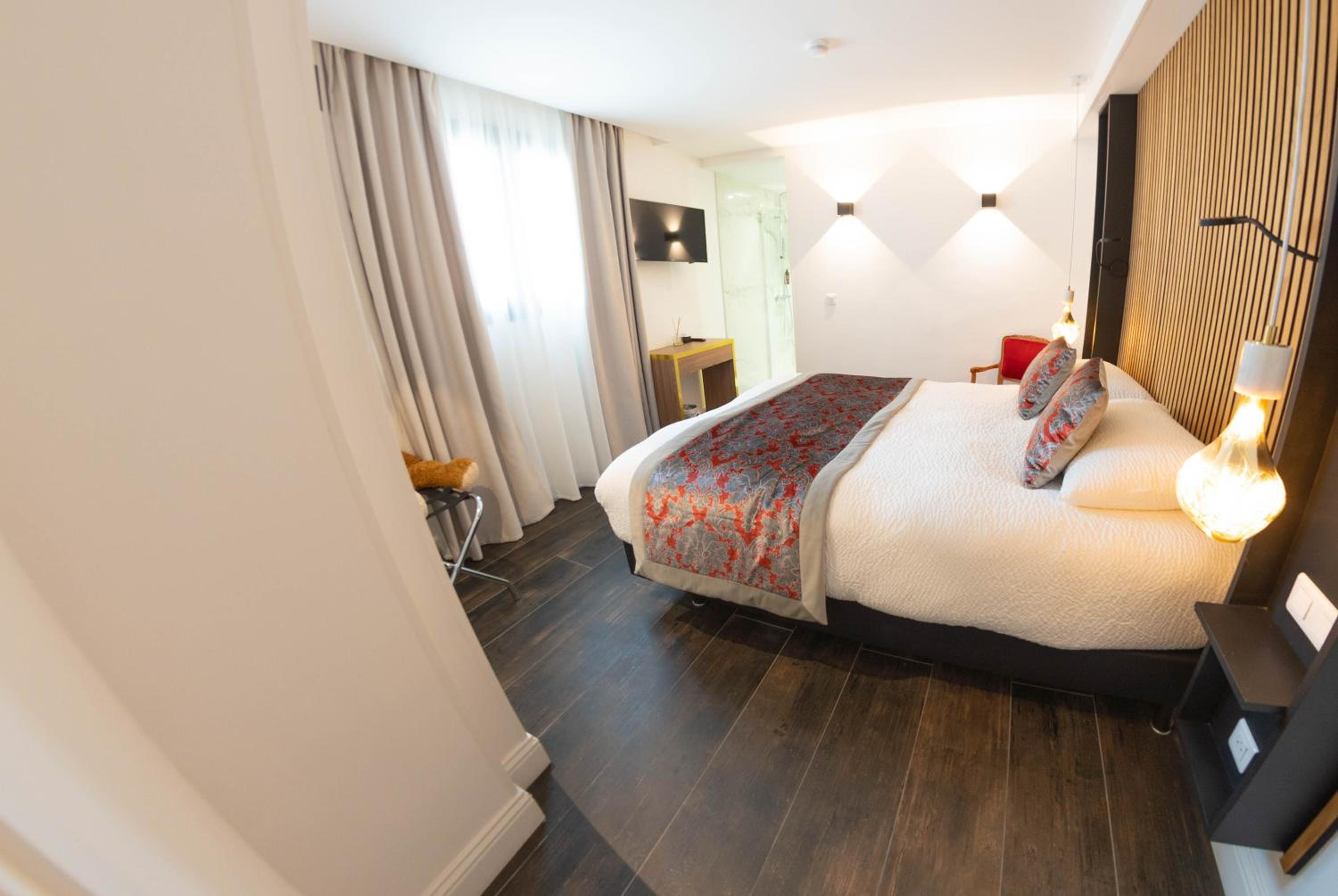 Suite with Hot Tub - Photo 4