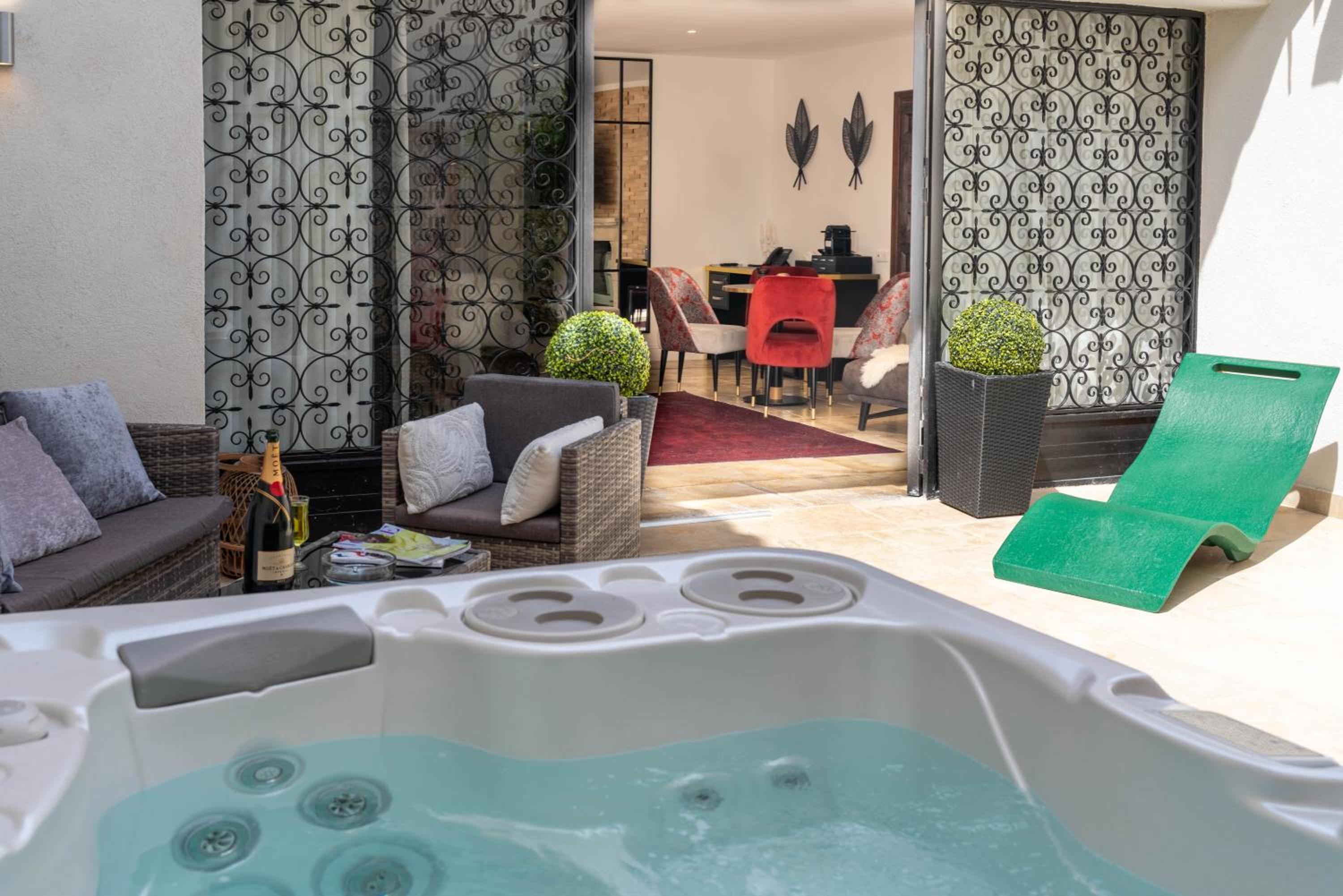 Suite with Hot Tub - Photo 8