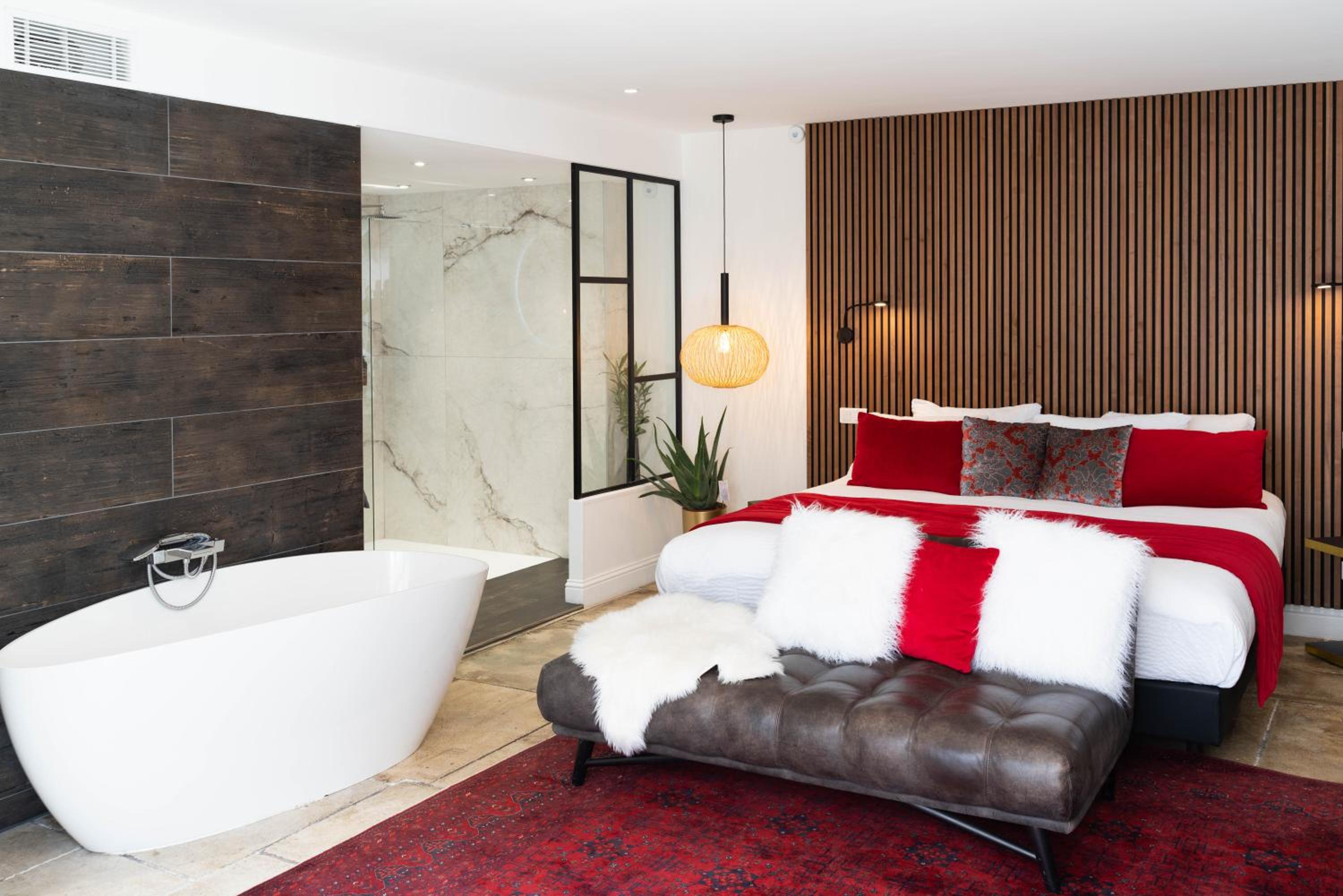 Suite with Hot Tub - Photo 5