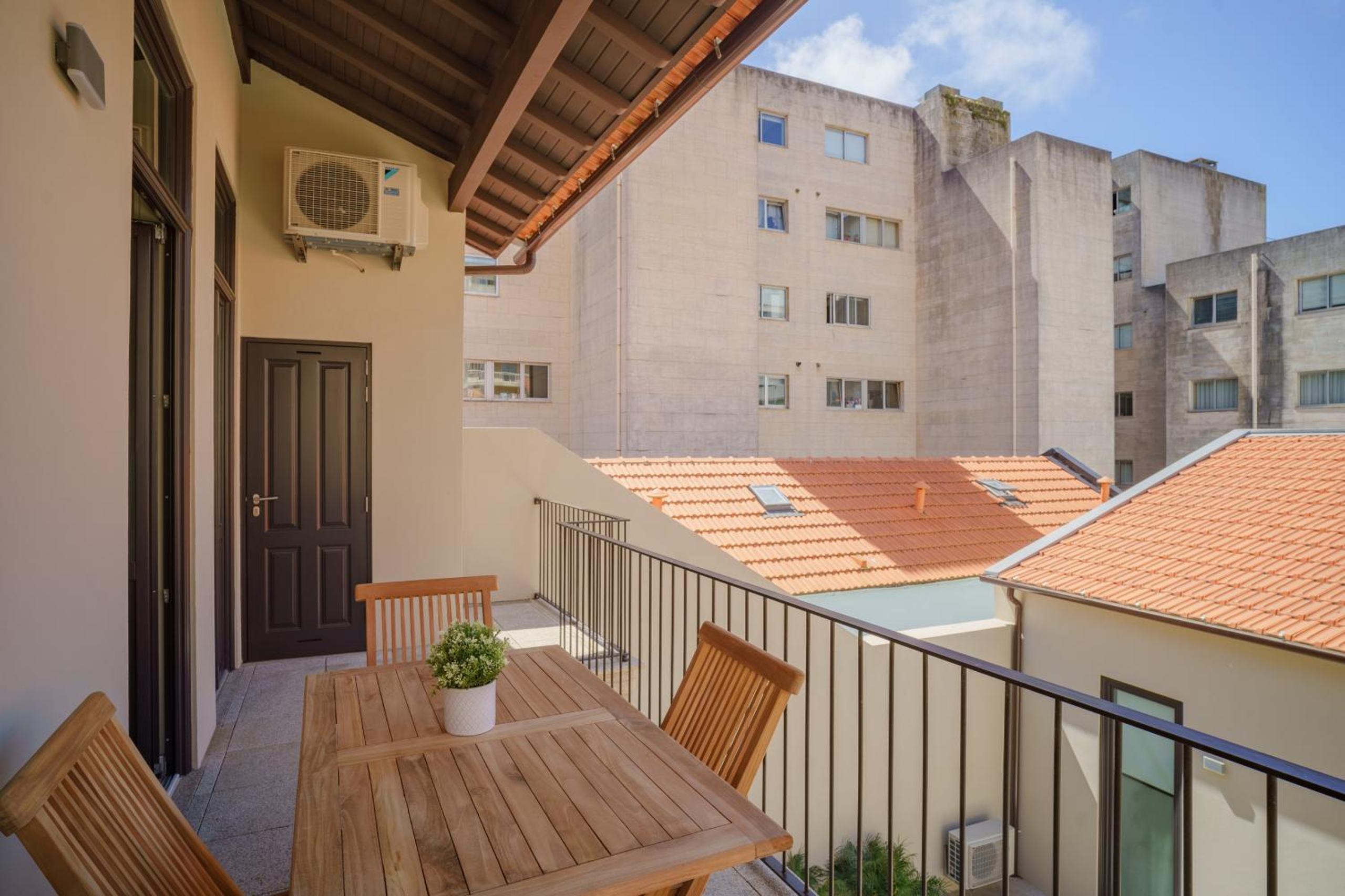 Apartment with Balcony thumbnail 5