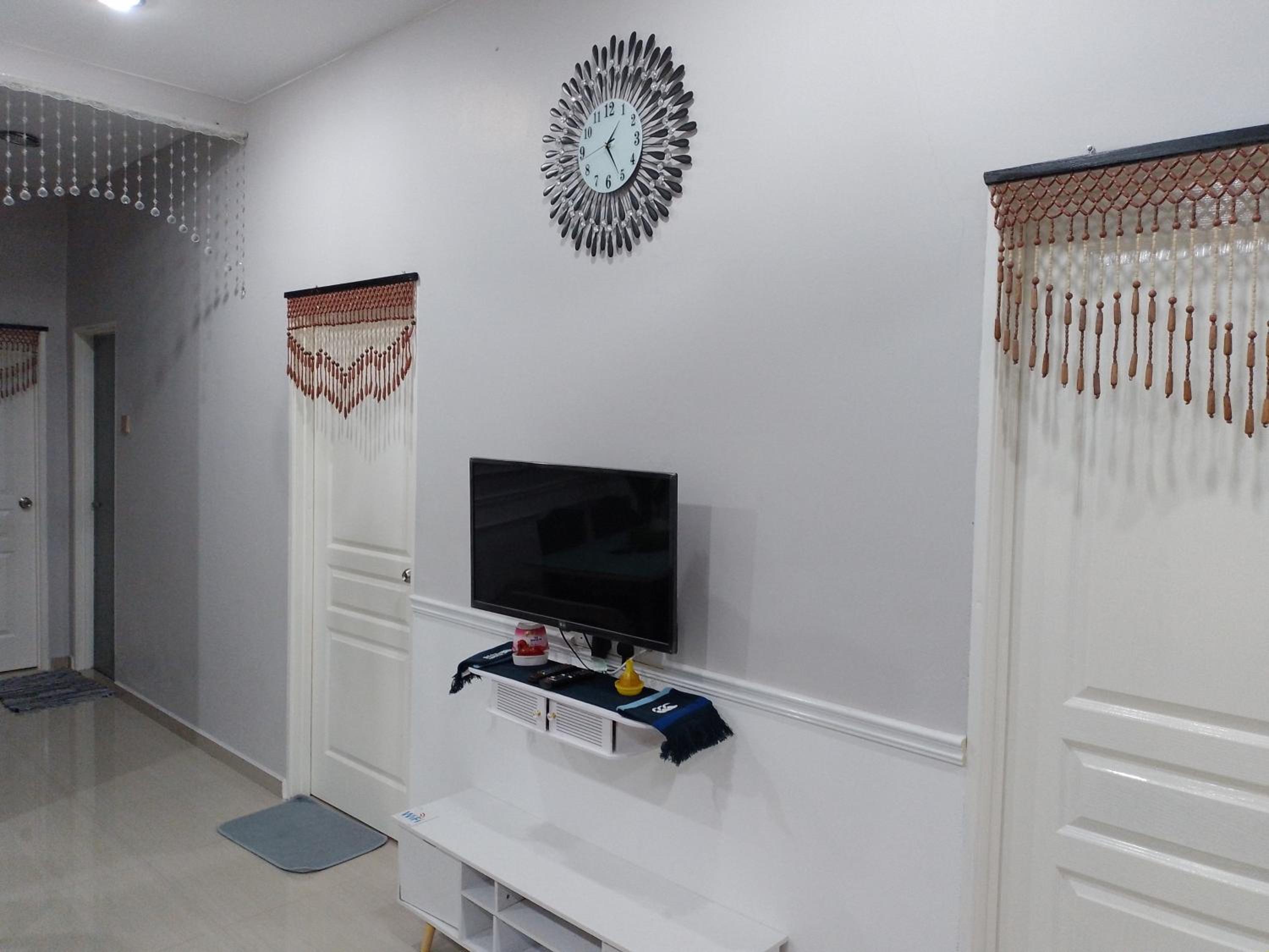 Three-Bedroom House photo 3