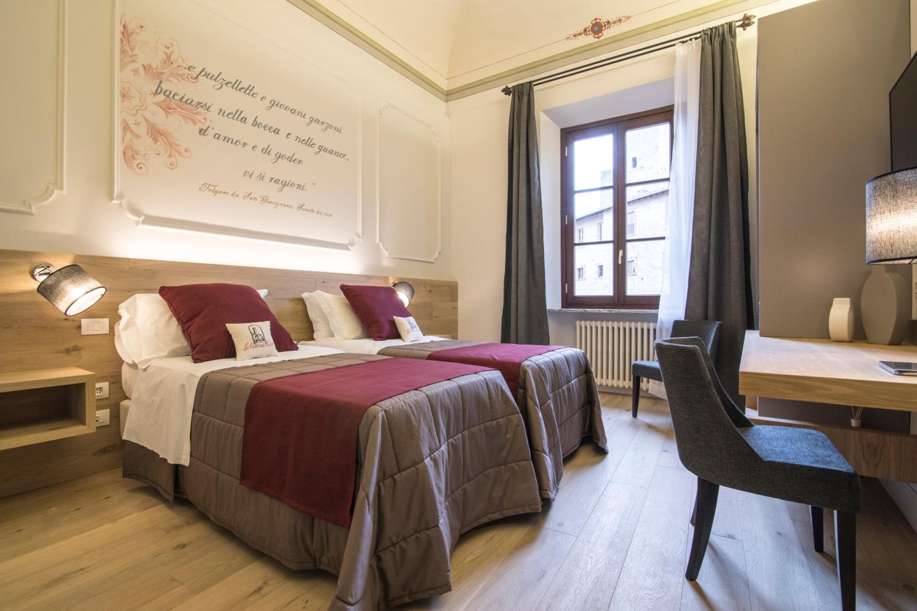Double  or Twin Room with Square View - Photo 1