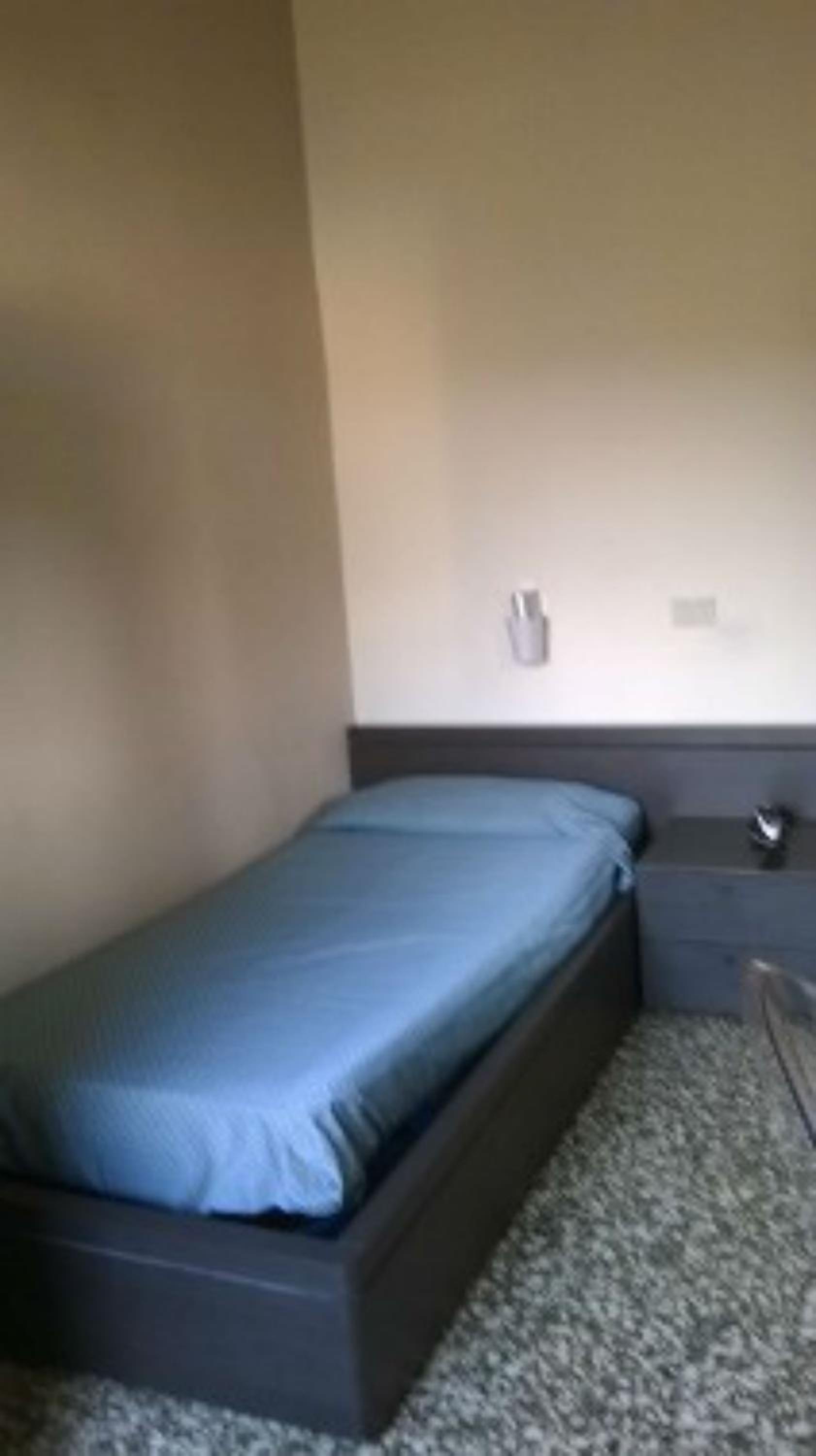 Quarto Individual com Banheiro Compartilhado