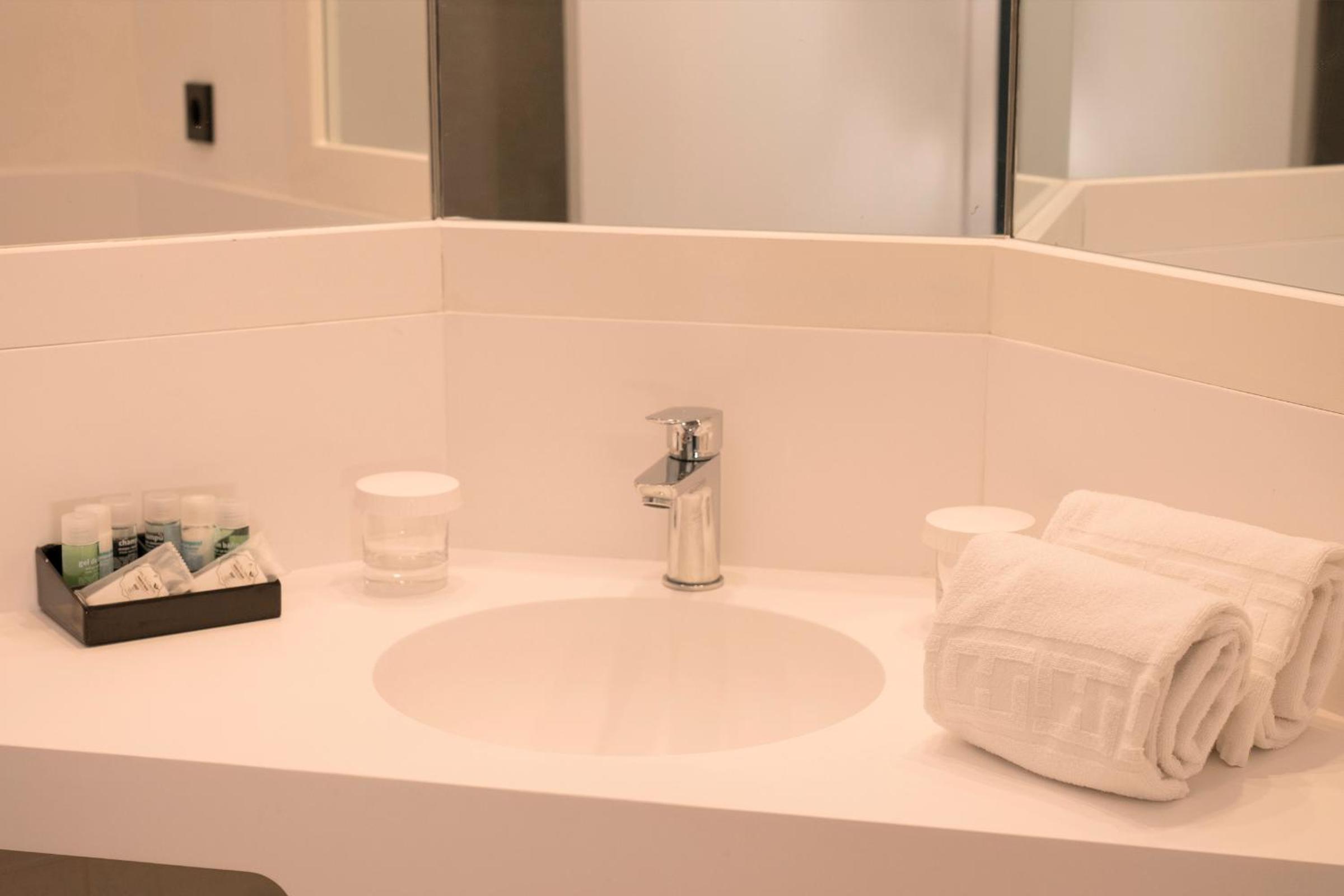 Superior Double Room with Lateral Sea View - Photo 6