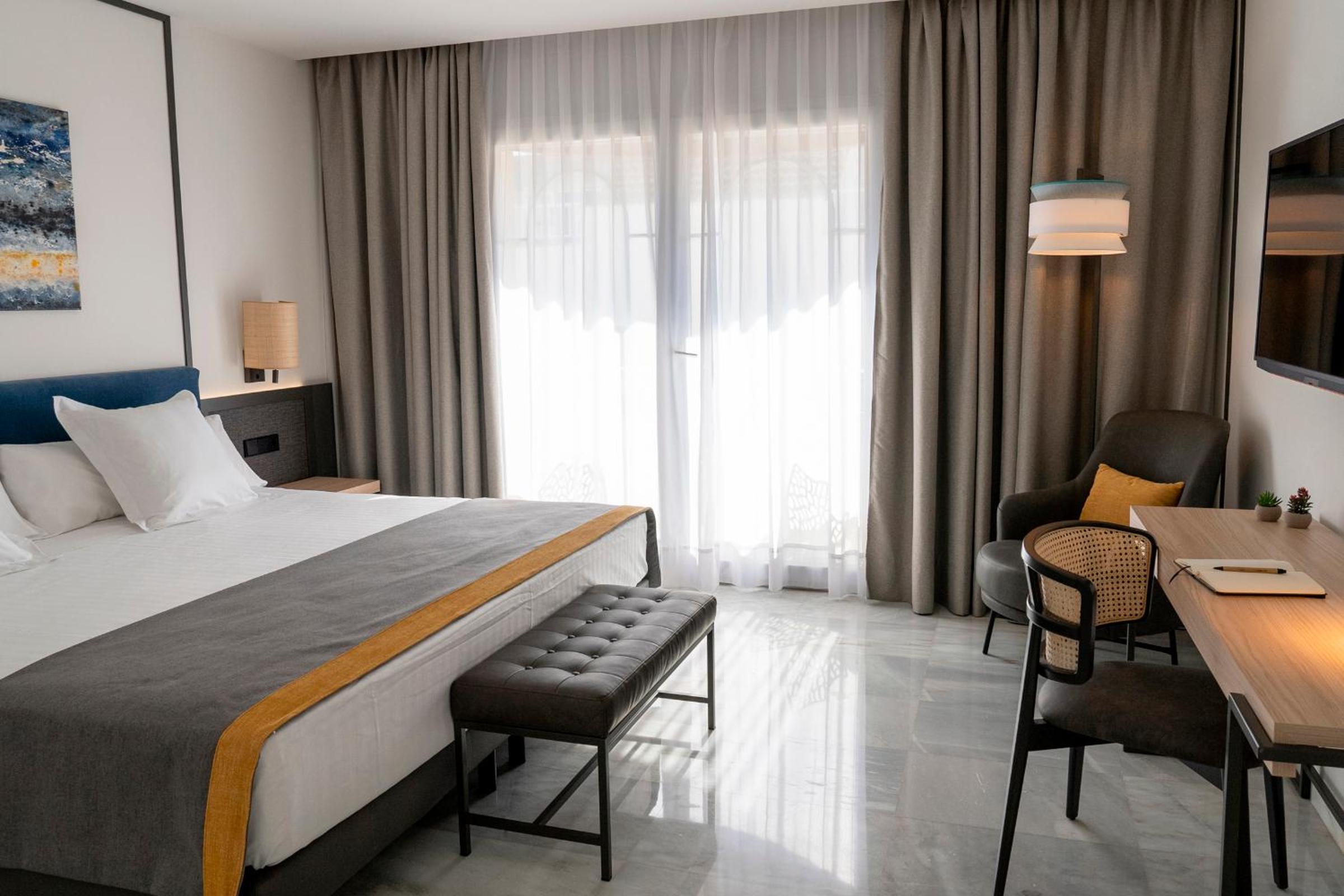  Deluxe Room with balcony and Partial Sea View - Photo 5