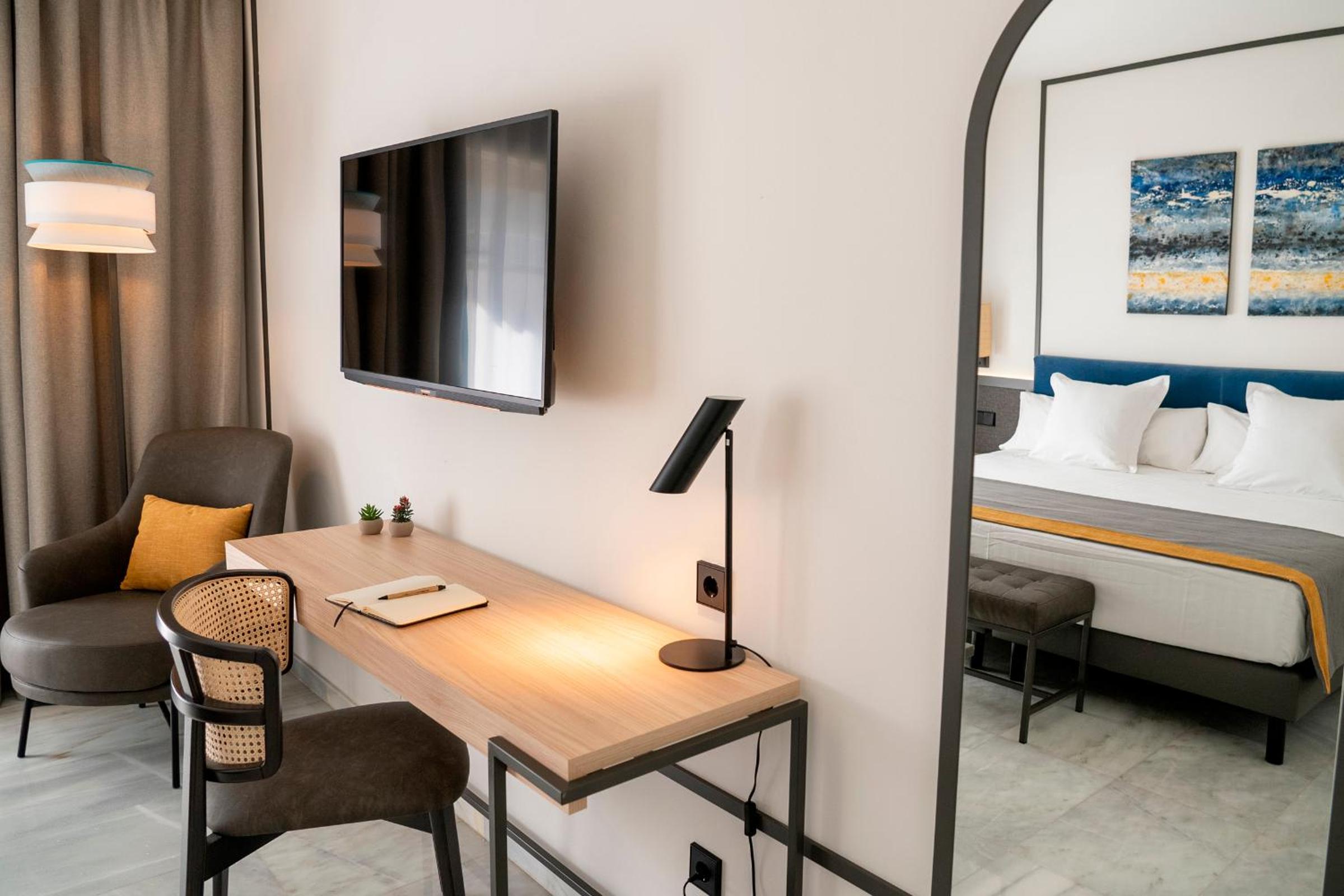 Superior Double Room with Lateral Sea View - Photo 13