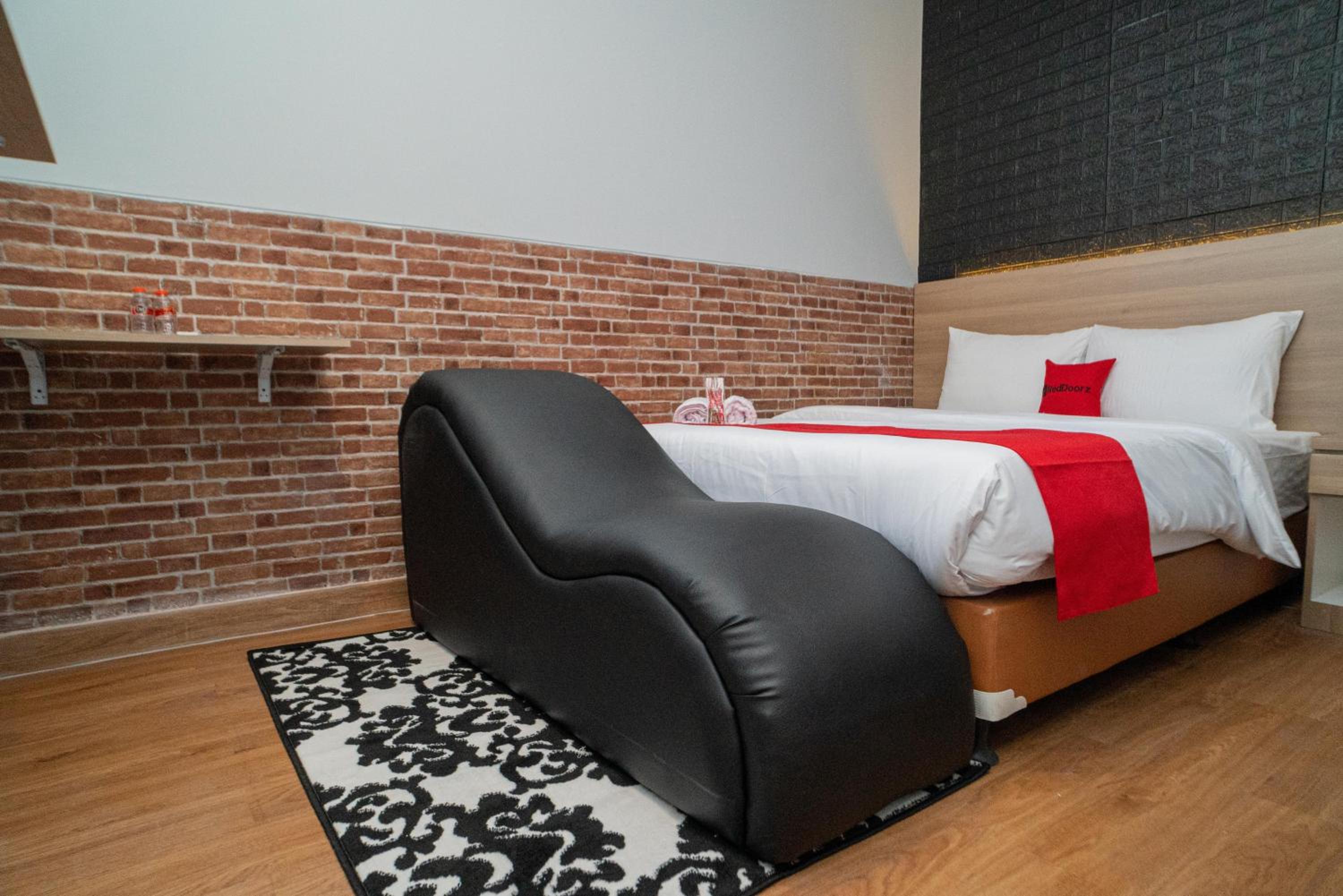 Deluxe Room - Photo 6