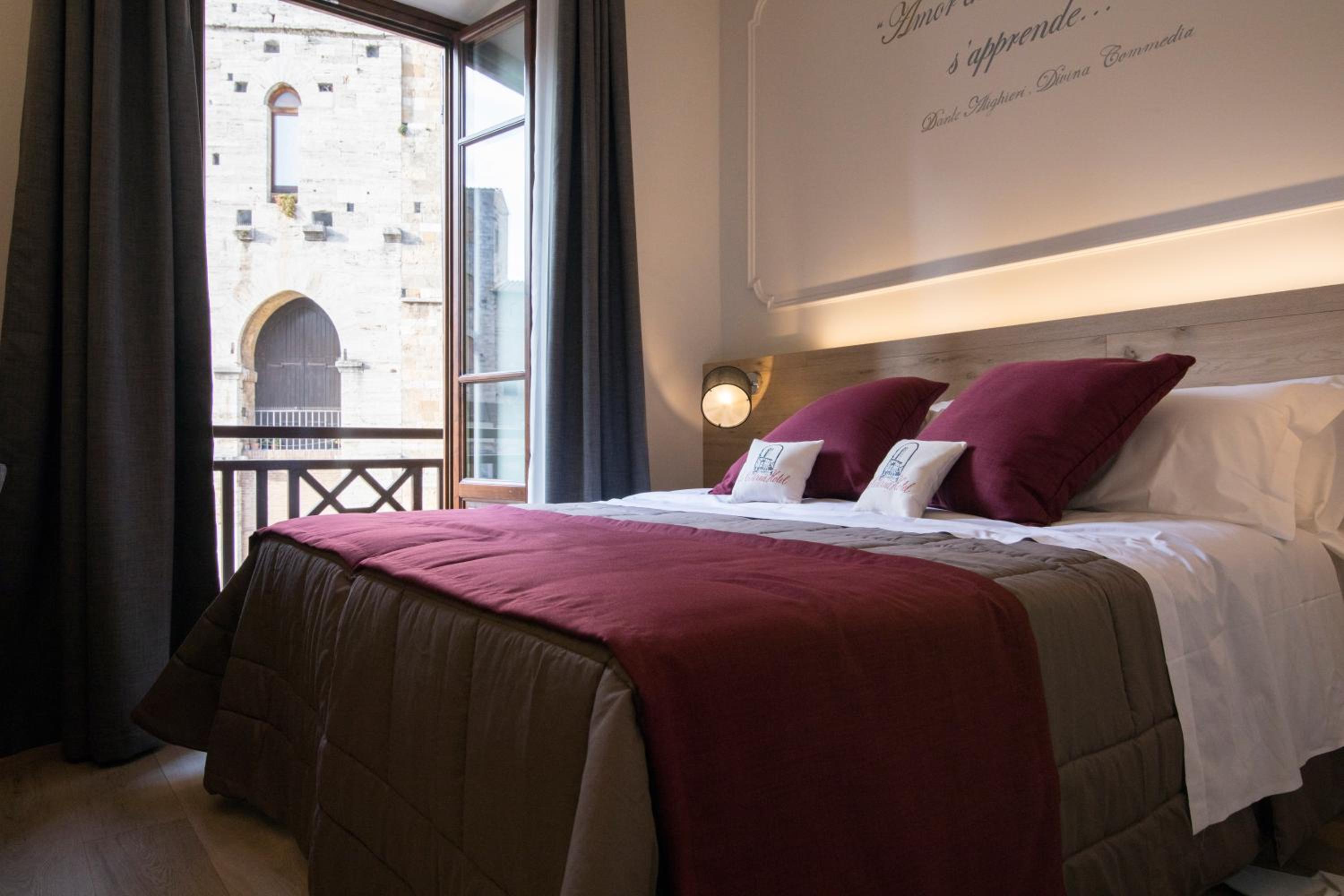Double or Twin Room with Balcony Square View - Photo 1