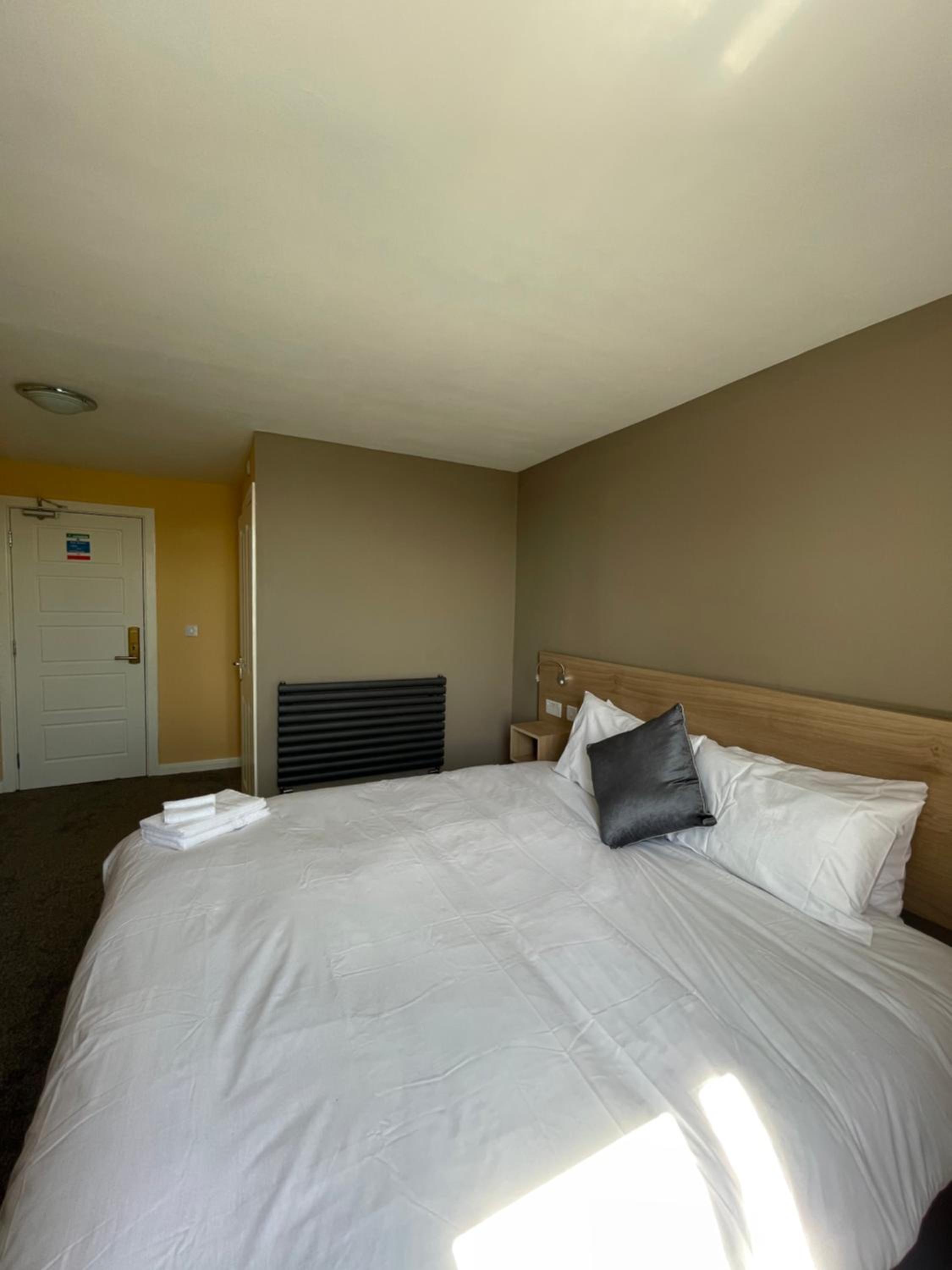 Deluxe King Room - Photo 7