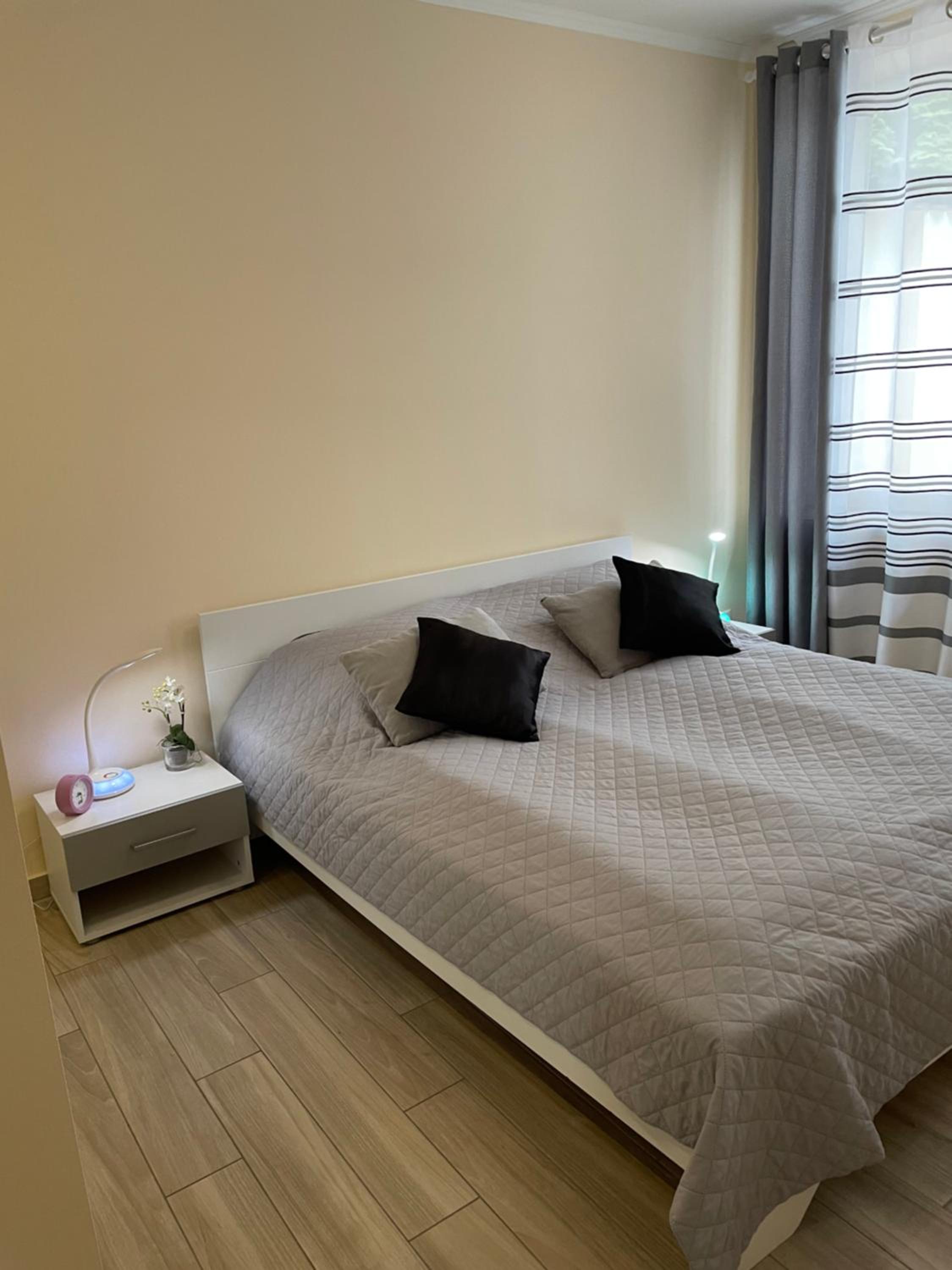One-Bedroom Apartment - Photo 2