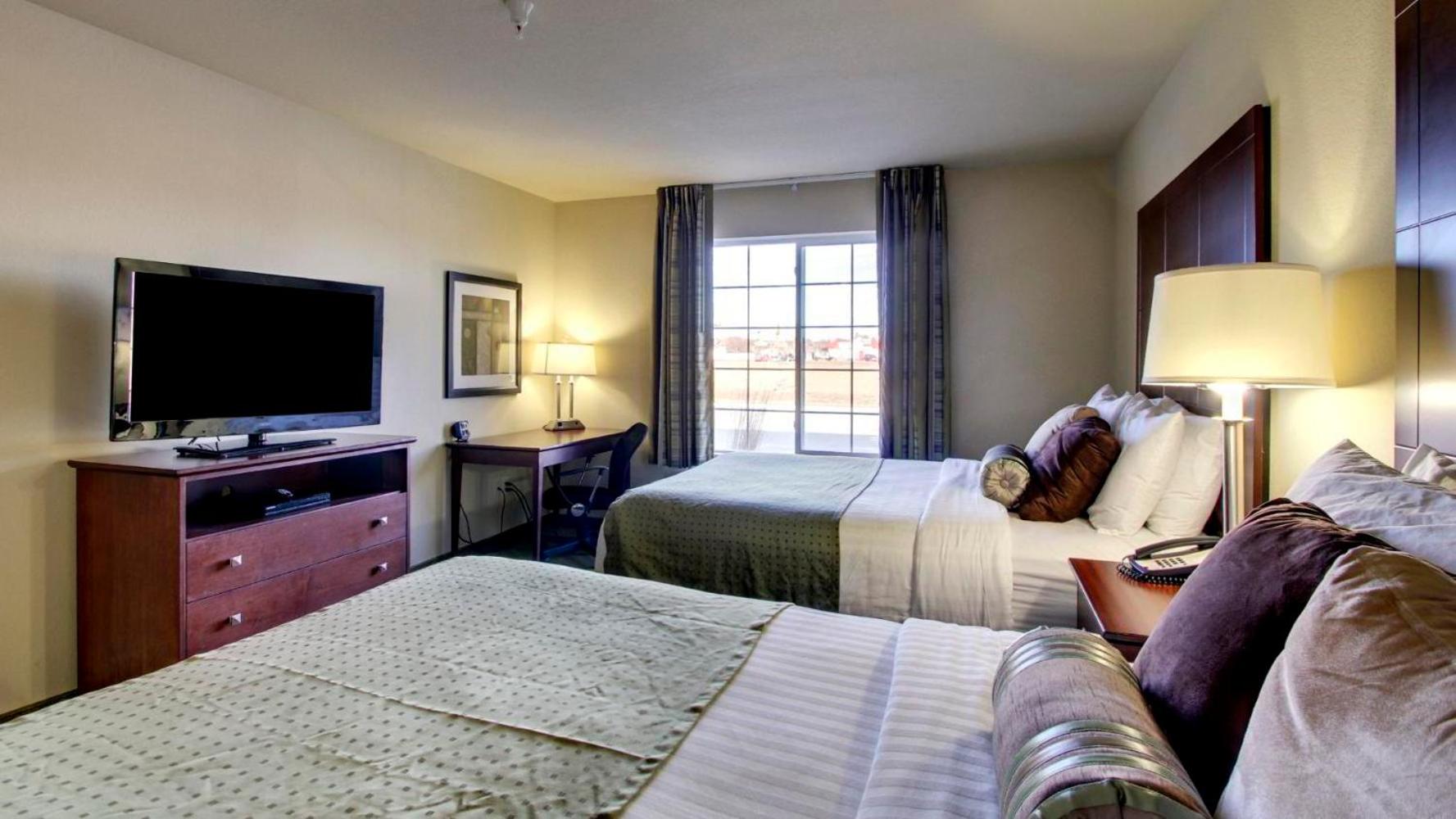 Queen Room with Two Queen Beds - Photo 4