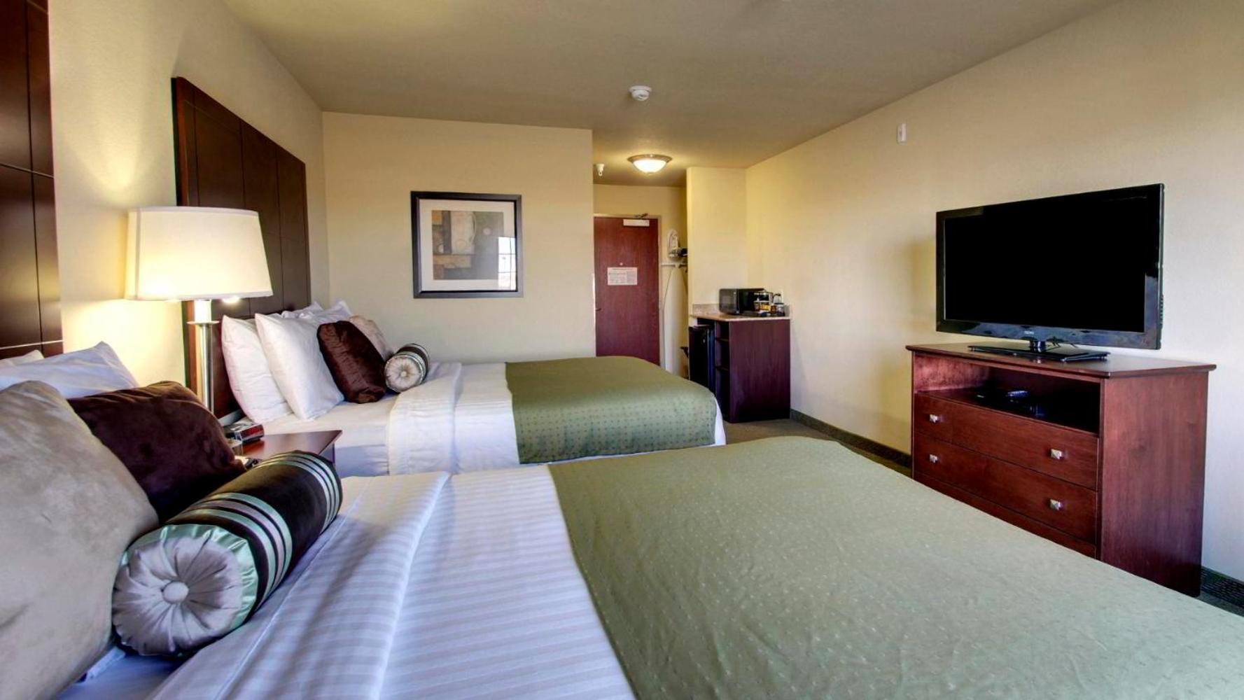 Queen Room with Two Queen Beds - Photo 3