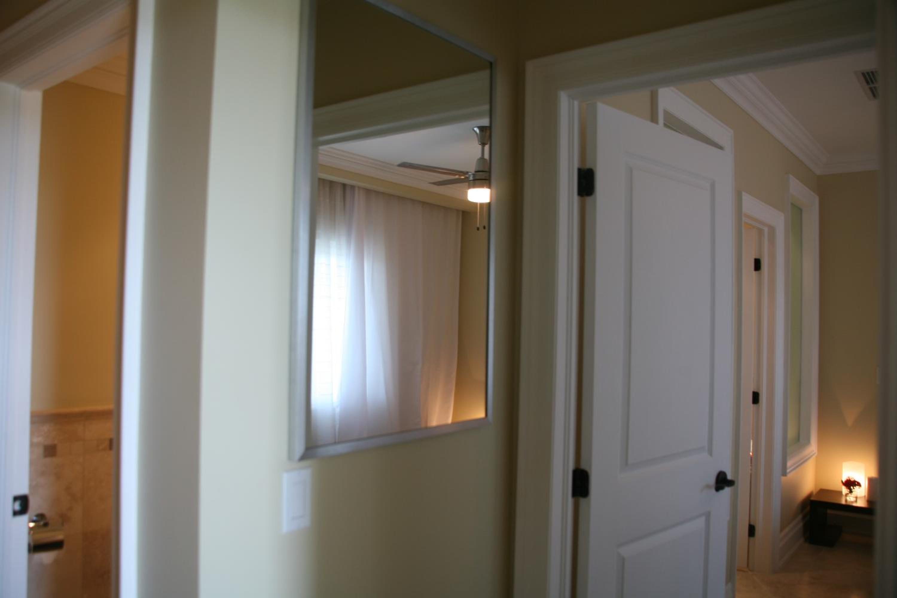 One-Bedroom Queen Suite photo 2