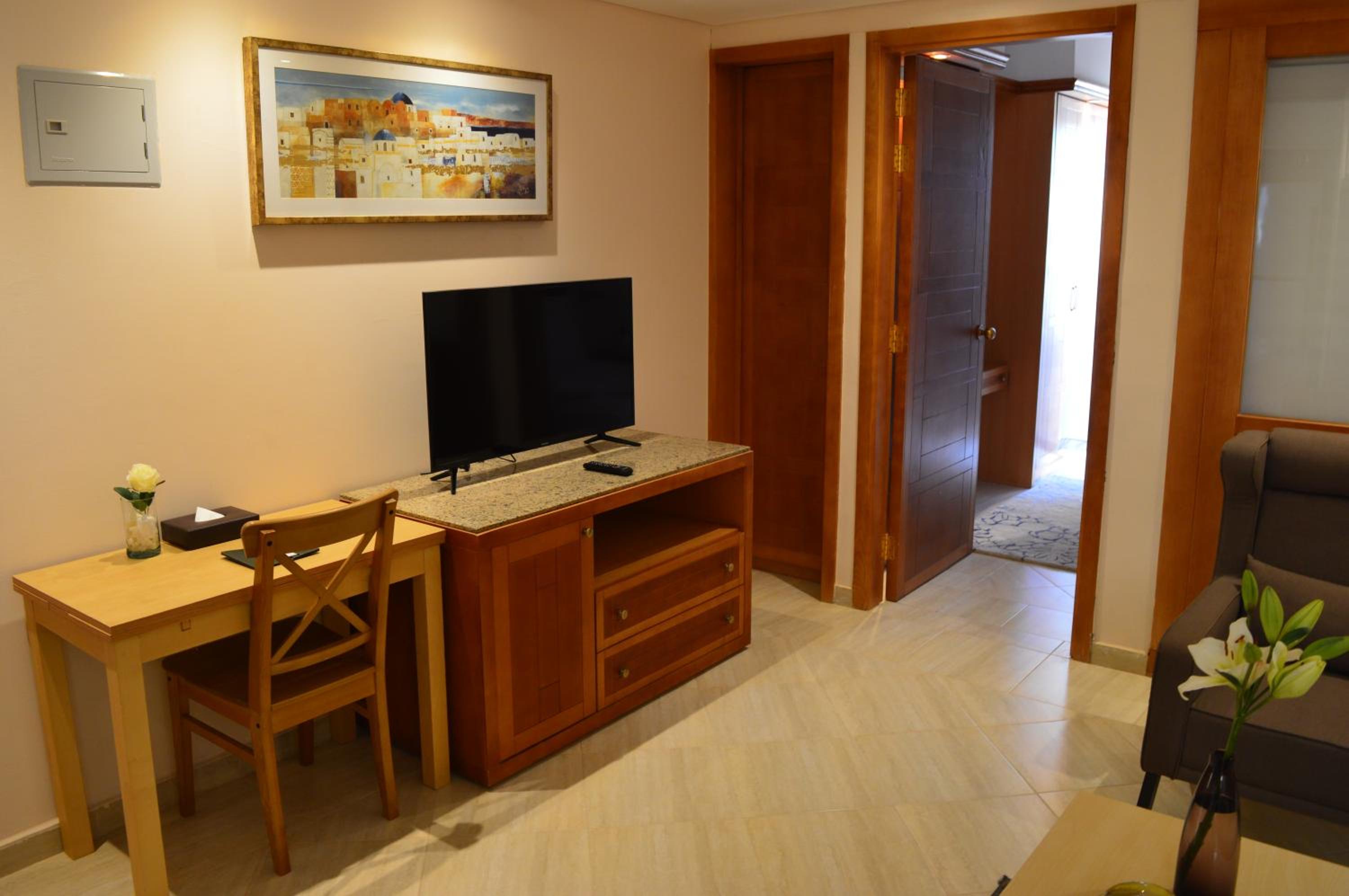 Deluxe Suite with Sea View - Photo 5