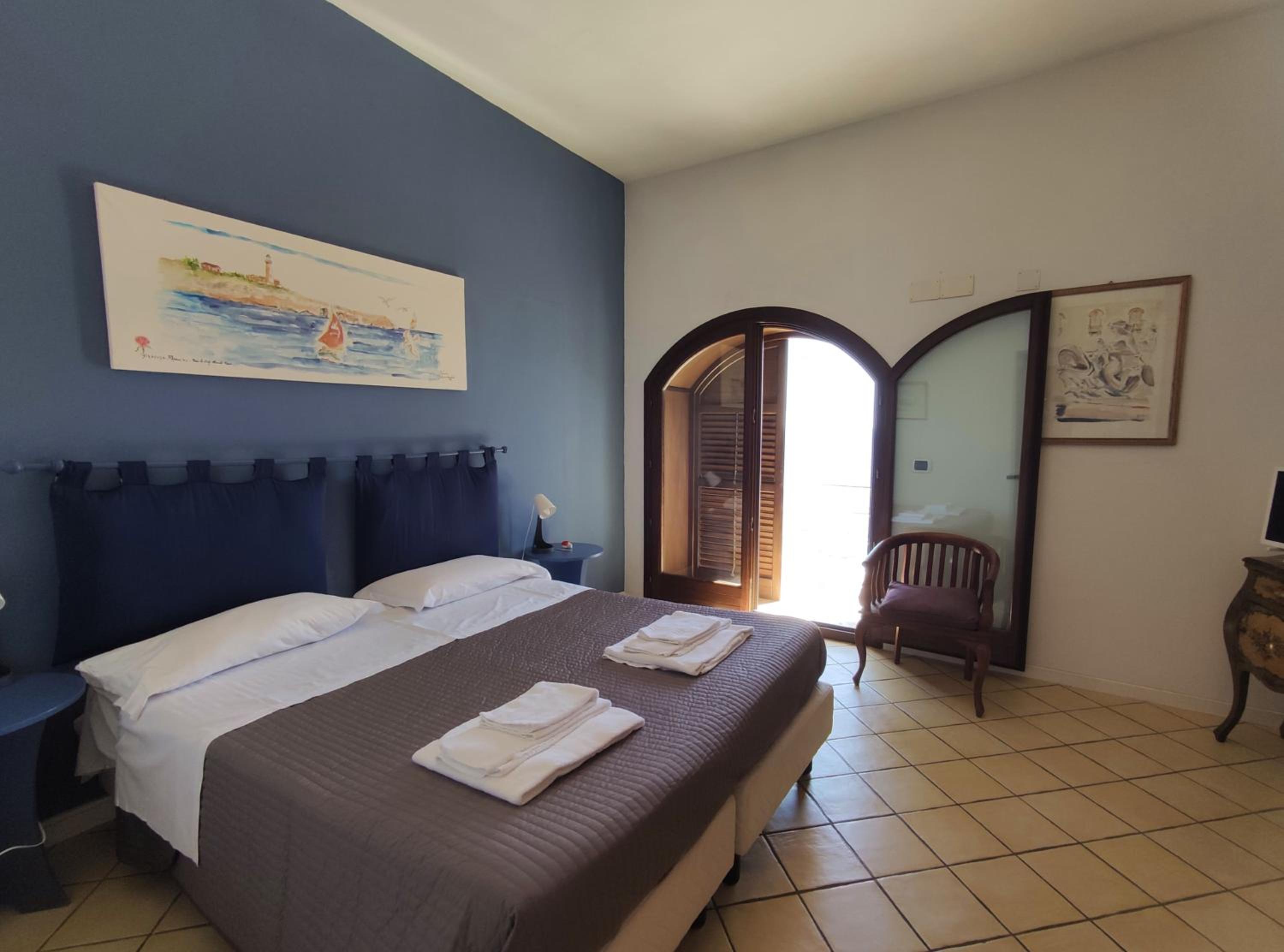 Superior One-Bedroom Apartment - Photo 2