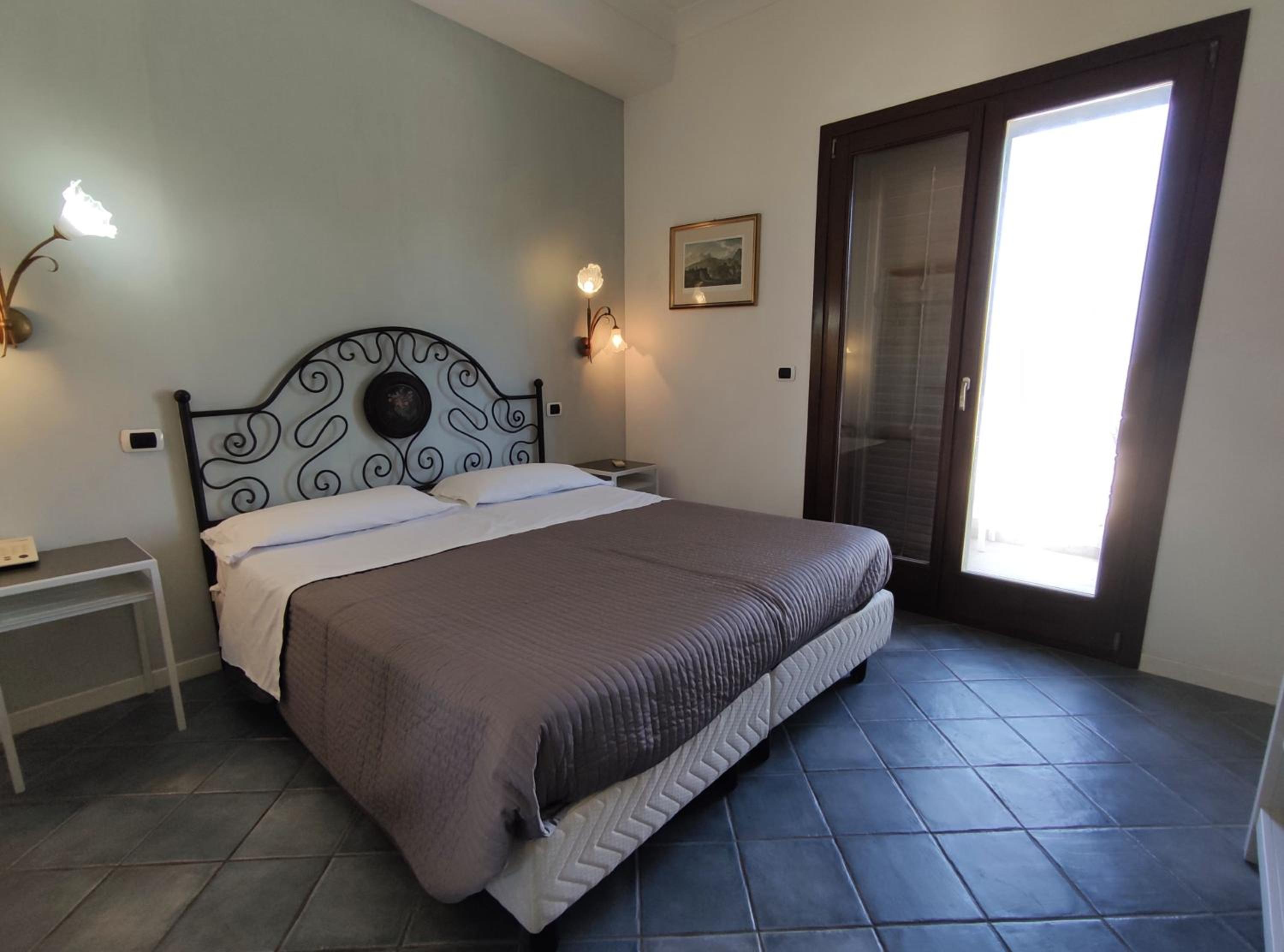 Superior One-Bedroom Apartment - Photo 3