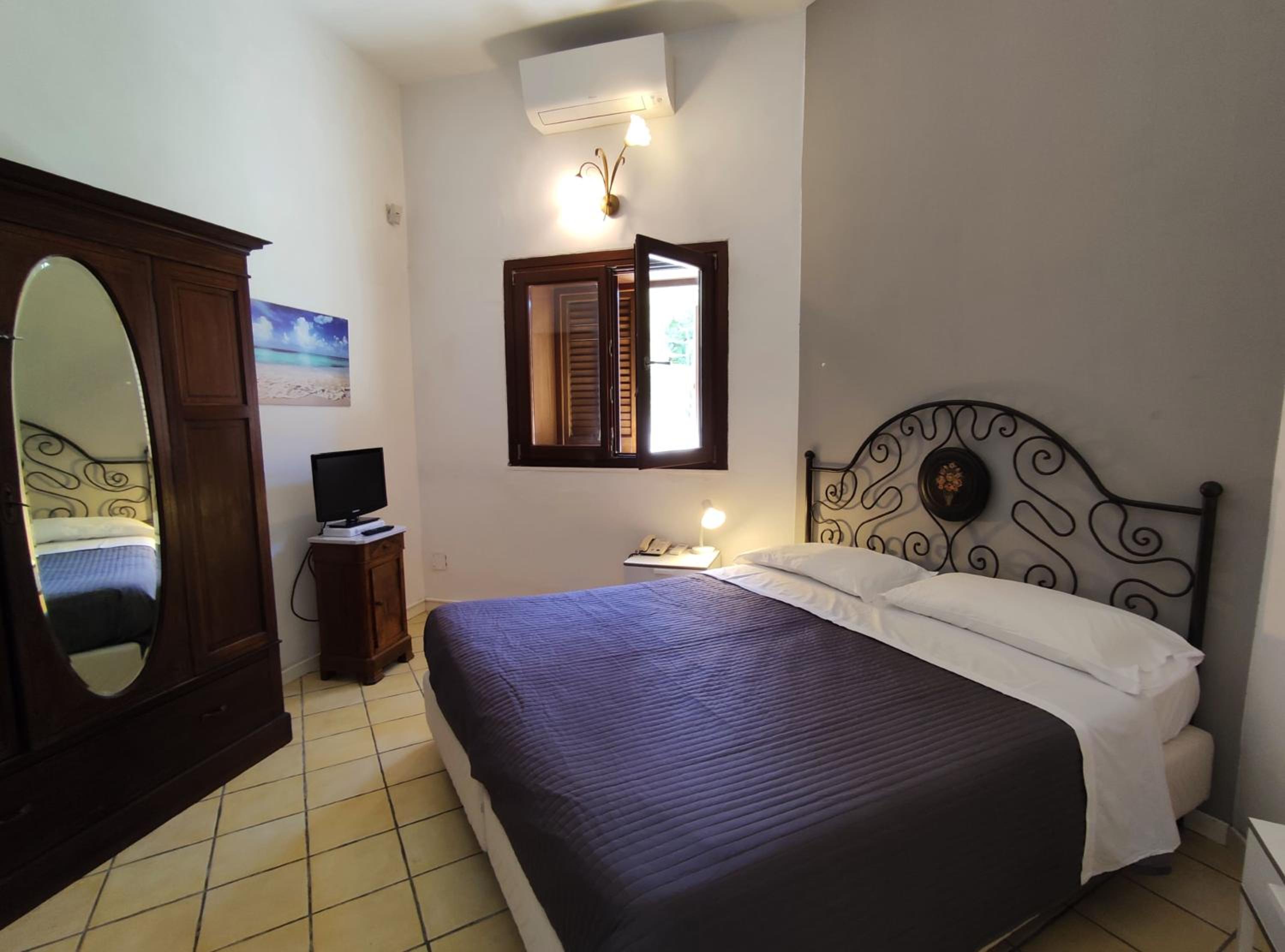 Superior One-Bedroom Apartment - Photo 4