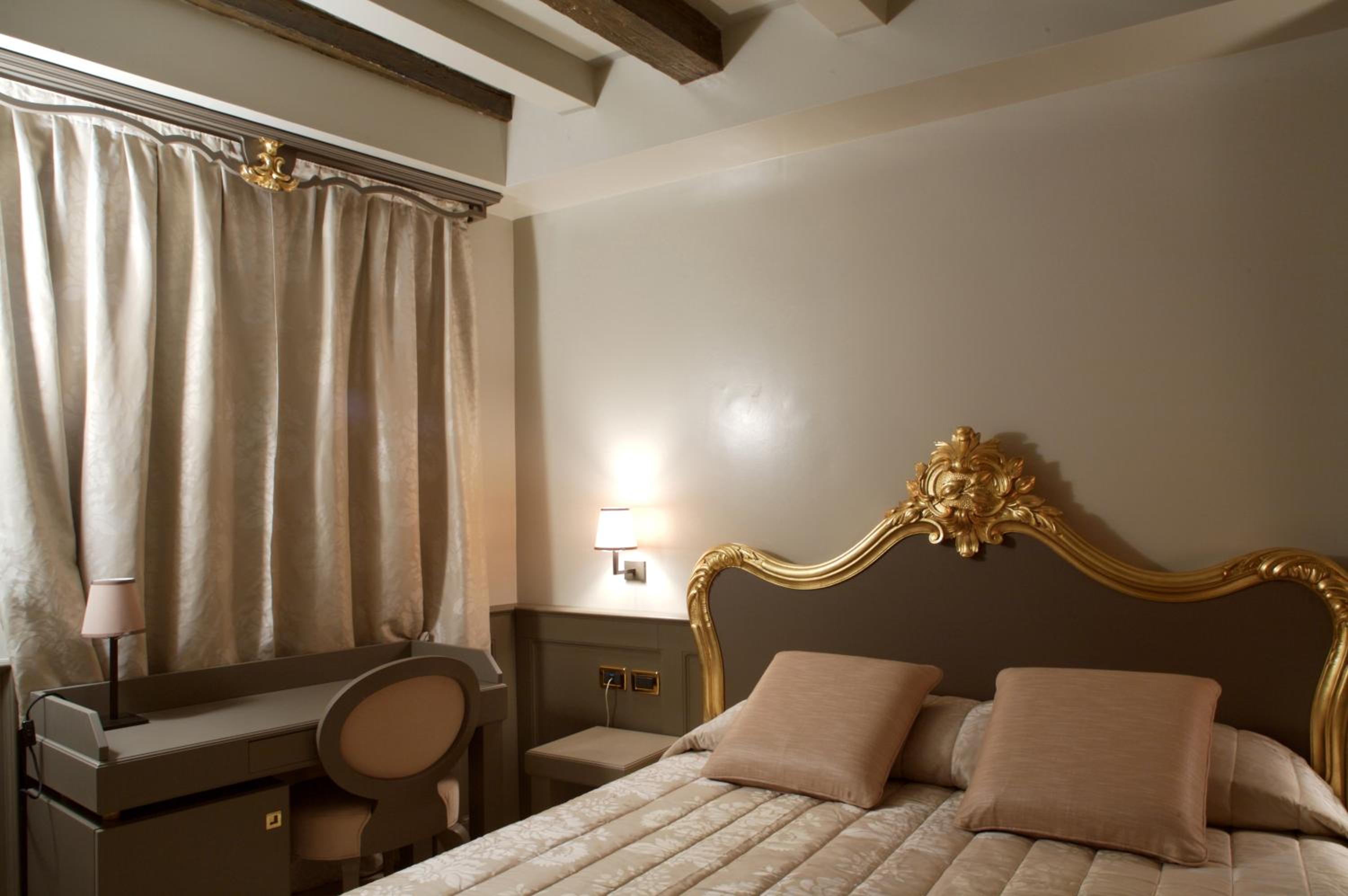 Available room thumbnail 5