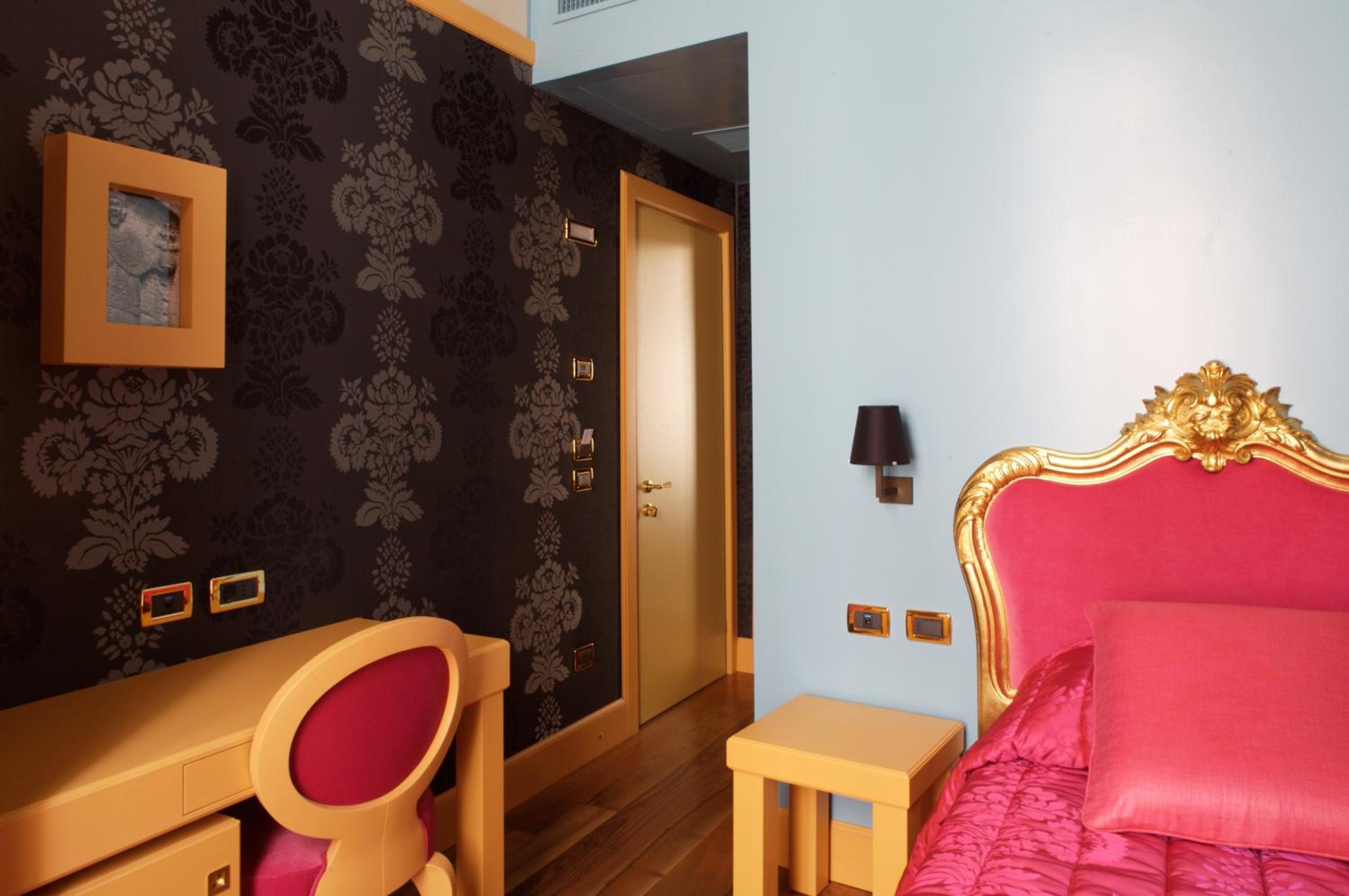 Single Room thumbnail 6