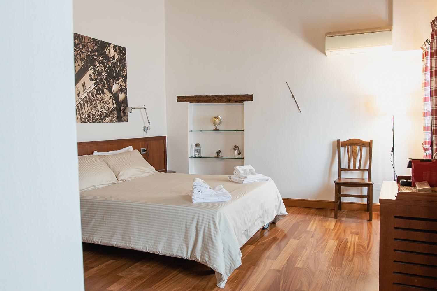 Double Room with Private Bathroom - Photo 3