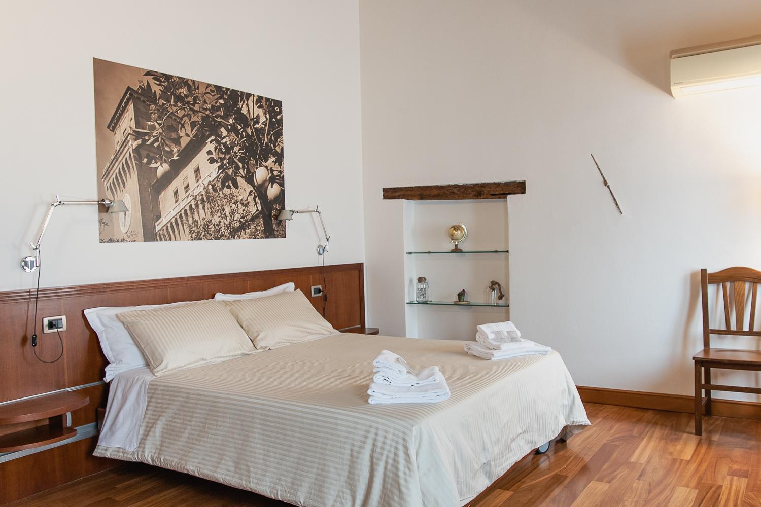 Double Room with Private Bathroom - Photo 23