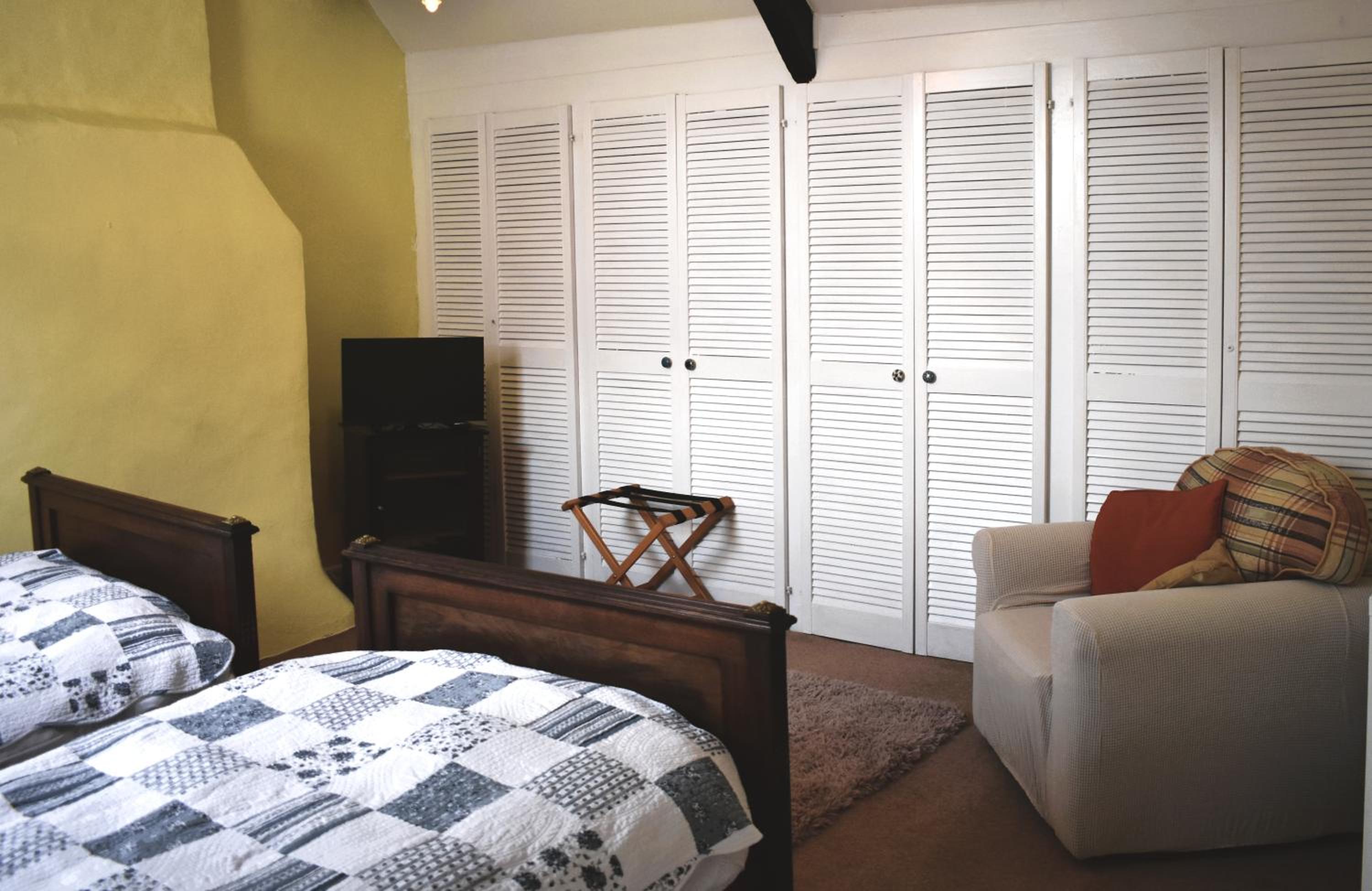 Large Twin Room - Photo 8