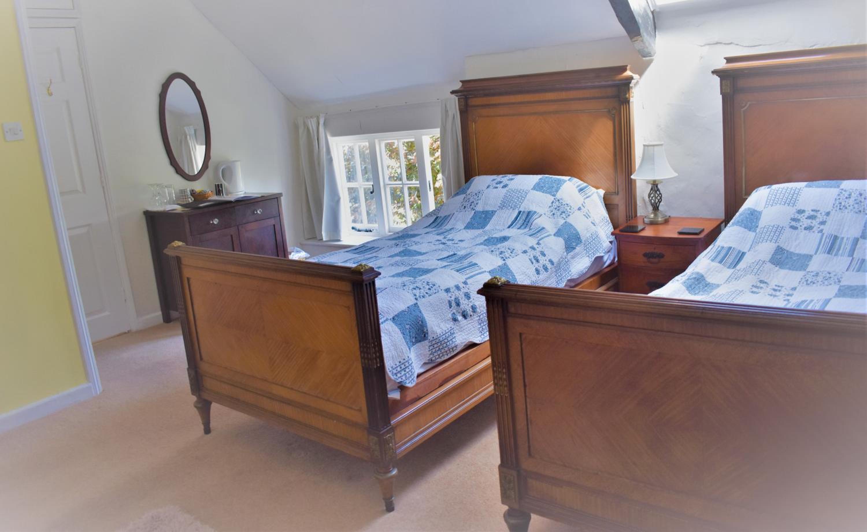Large Twin Room - Photo 2