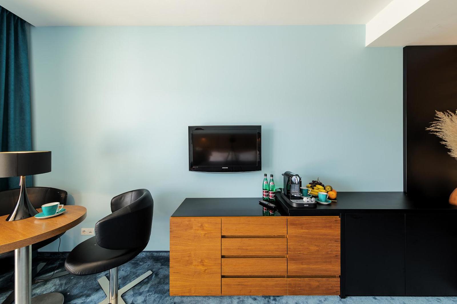Deluxe Double or Twin Room with Lake View photo 2