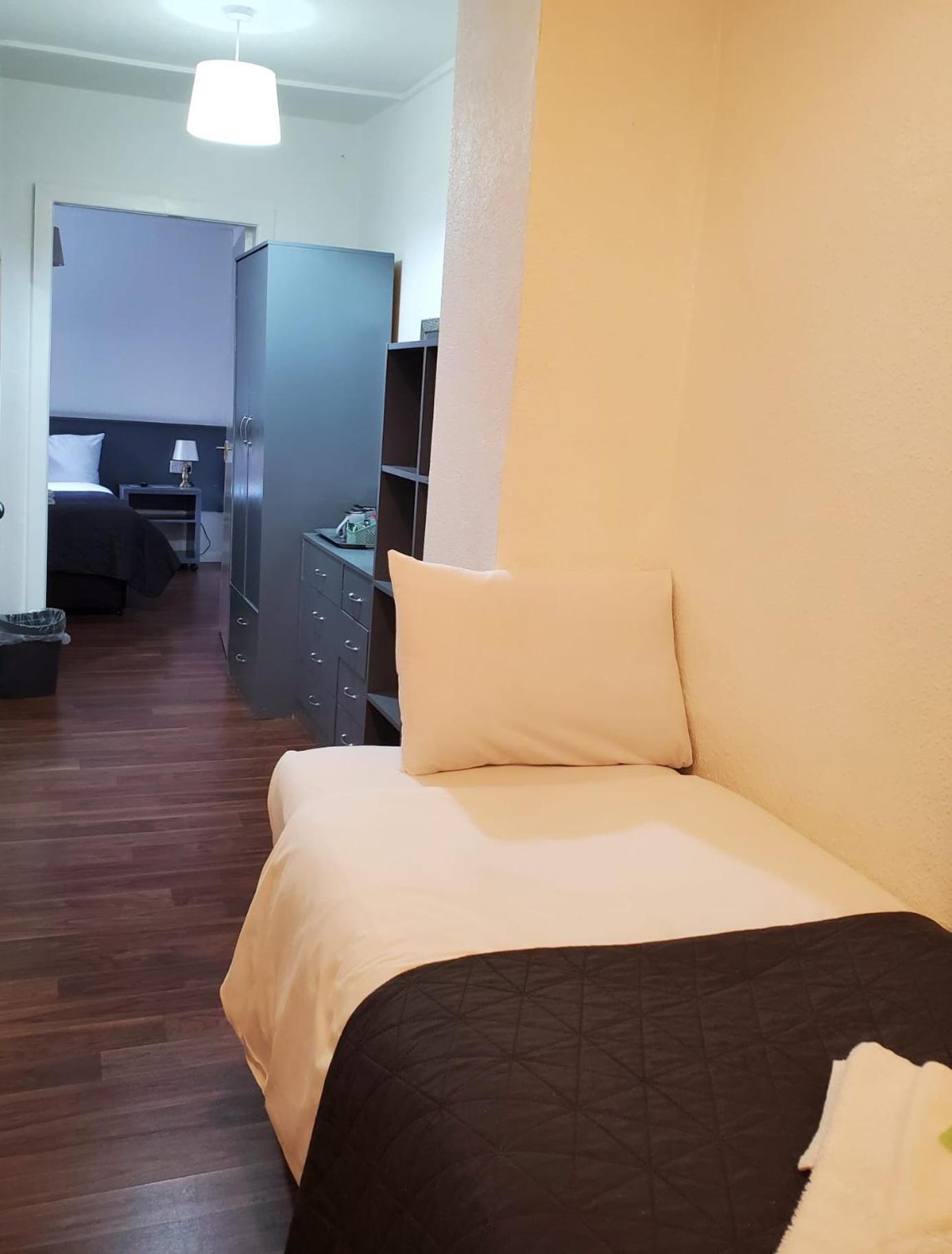 Twin Room - Photo 3