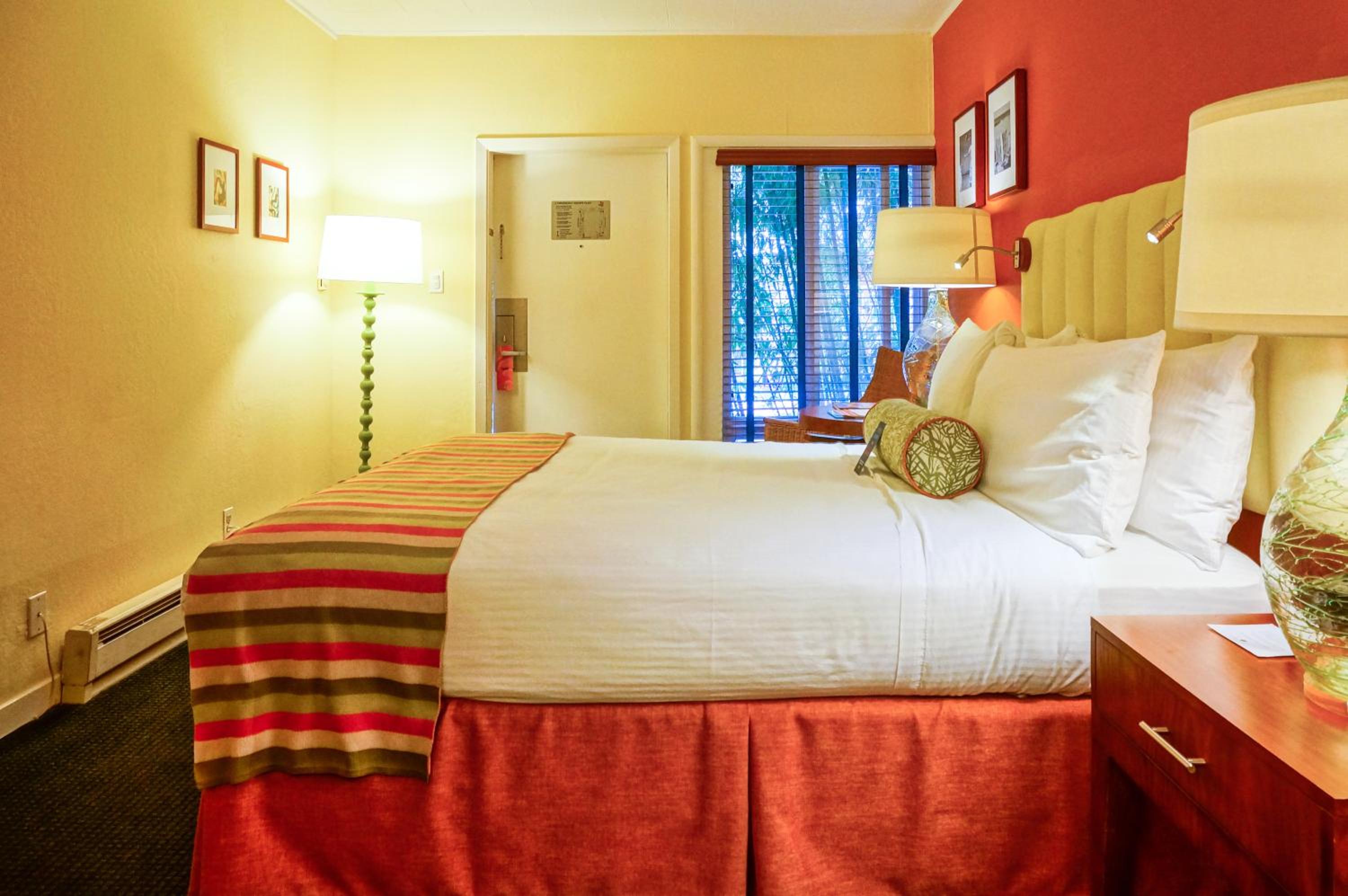 Queen Room with Pool View - Photo 1
