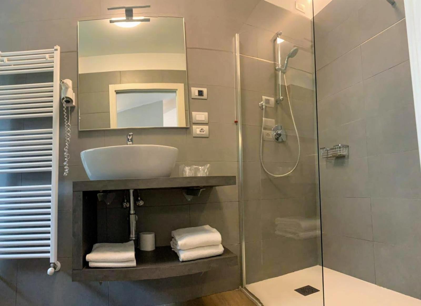 Superior Double or Twin Room with Lake View - Photo 3