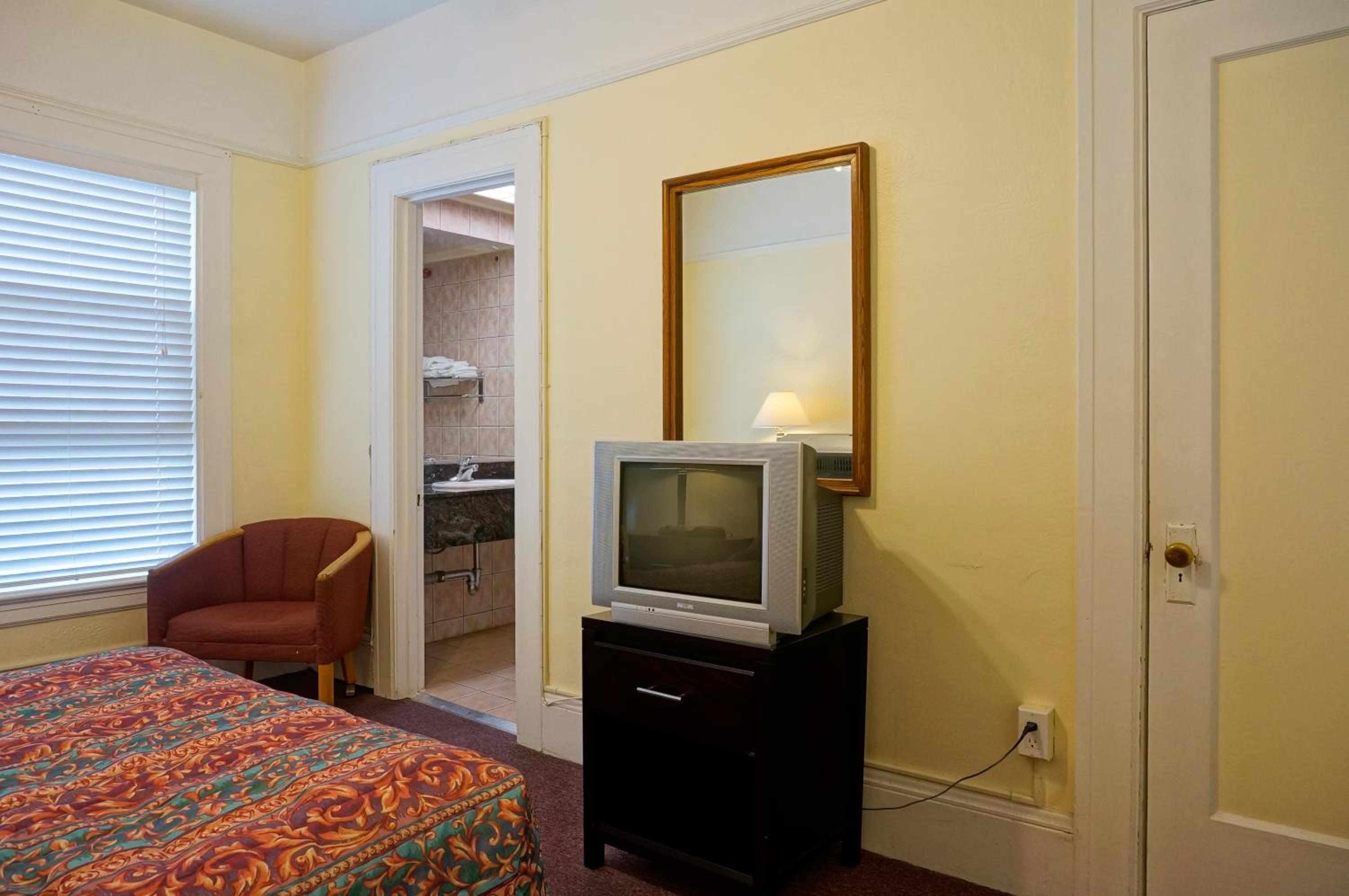 Double Room - Photo 8