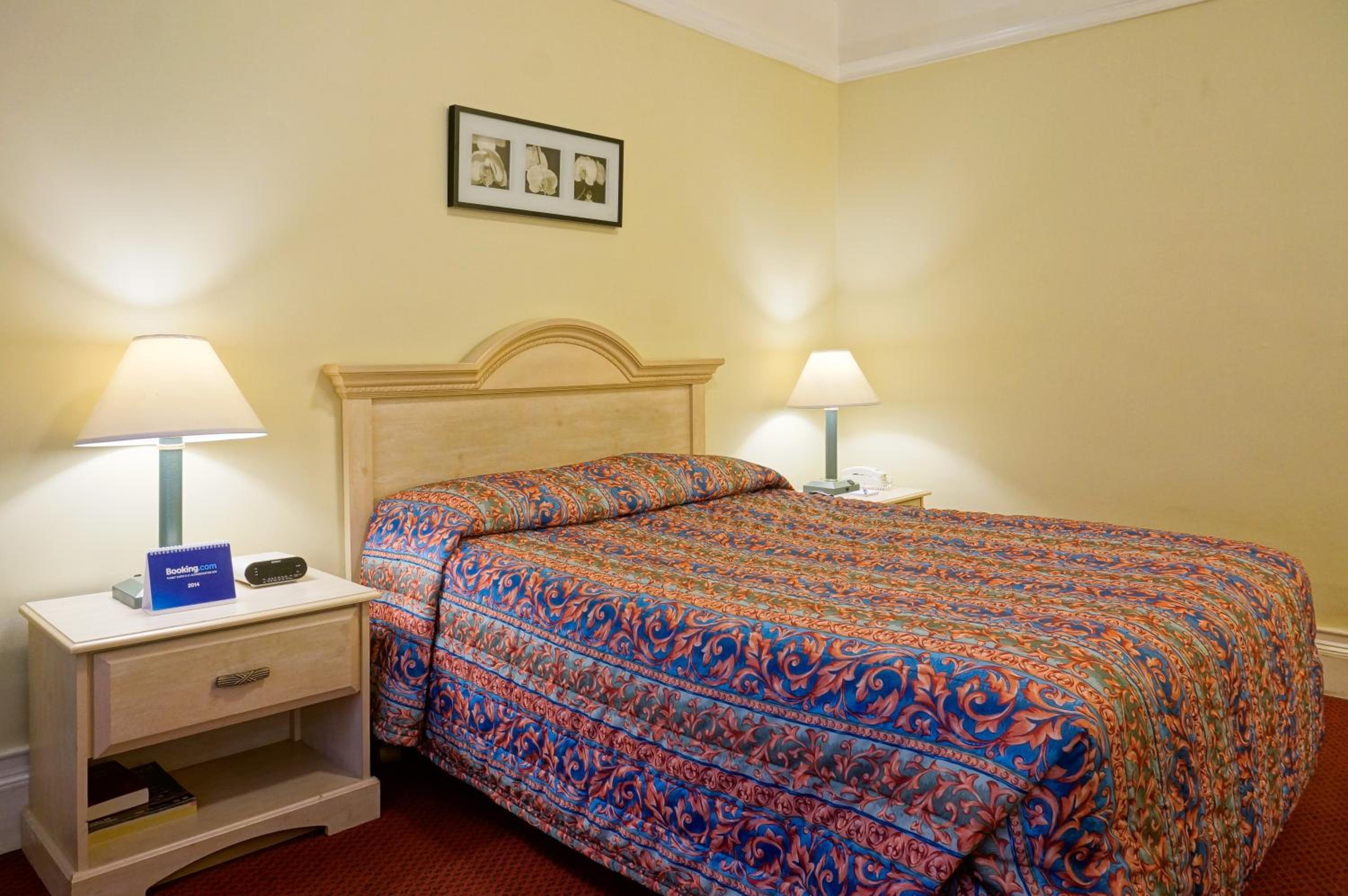 Queen Room - Photo 8