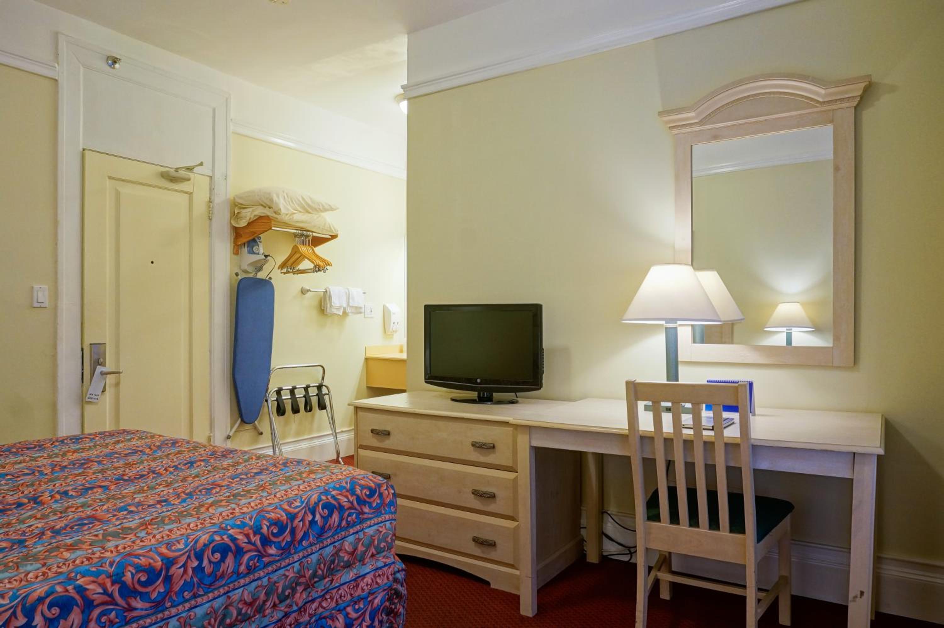 Queen Room - Photo 9