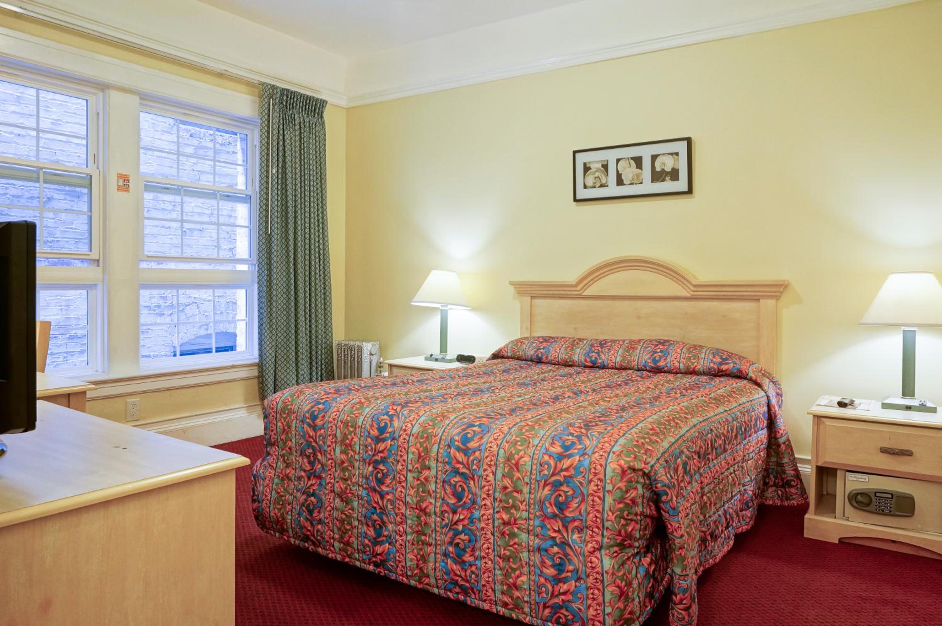 Queen Room - Photo 11