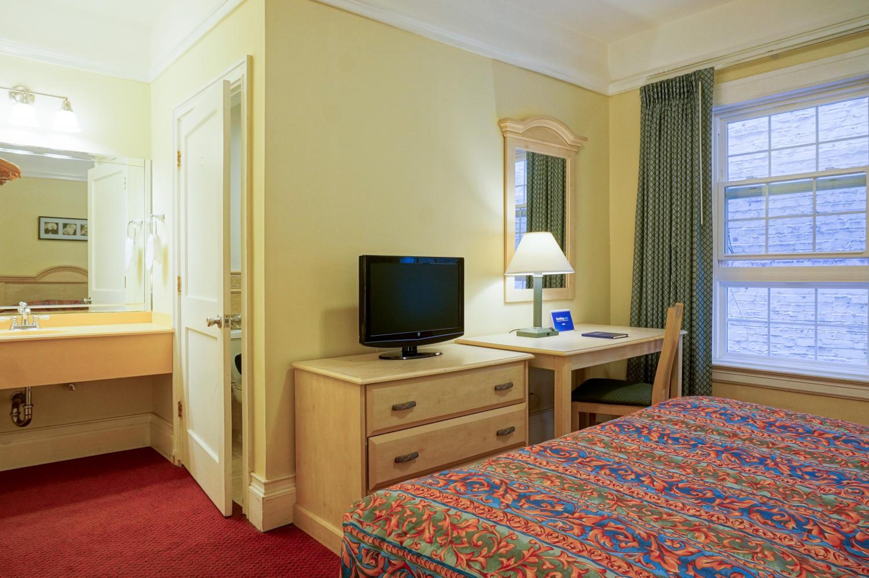 Queen Room - Photo 12