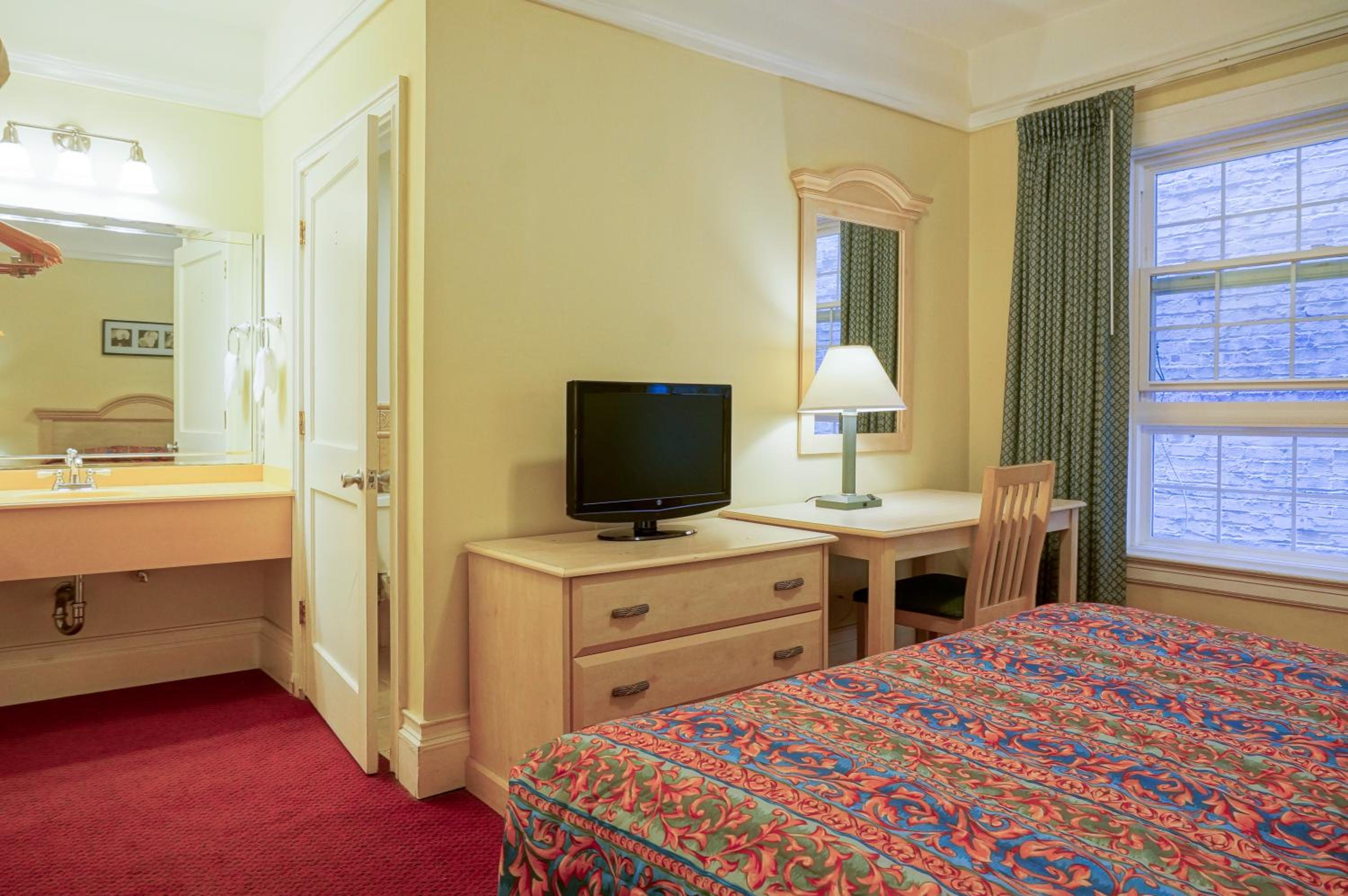 Queen Room - Photo 1