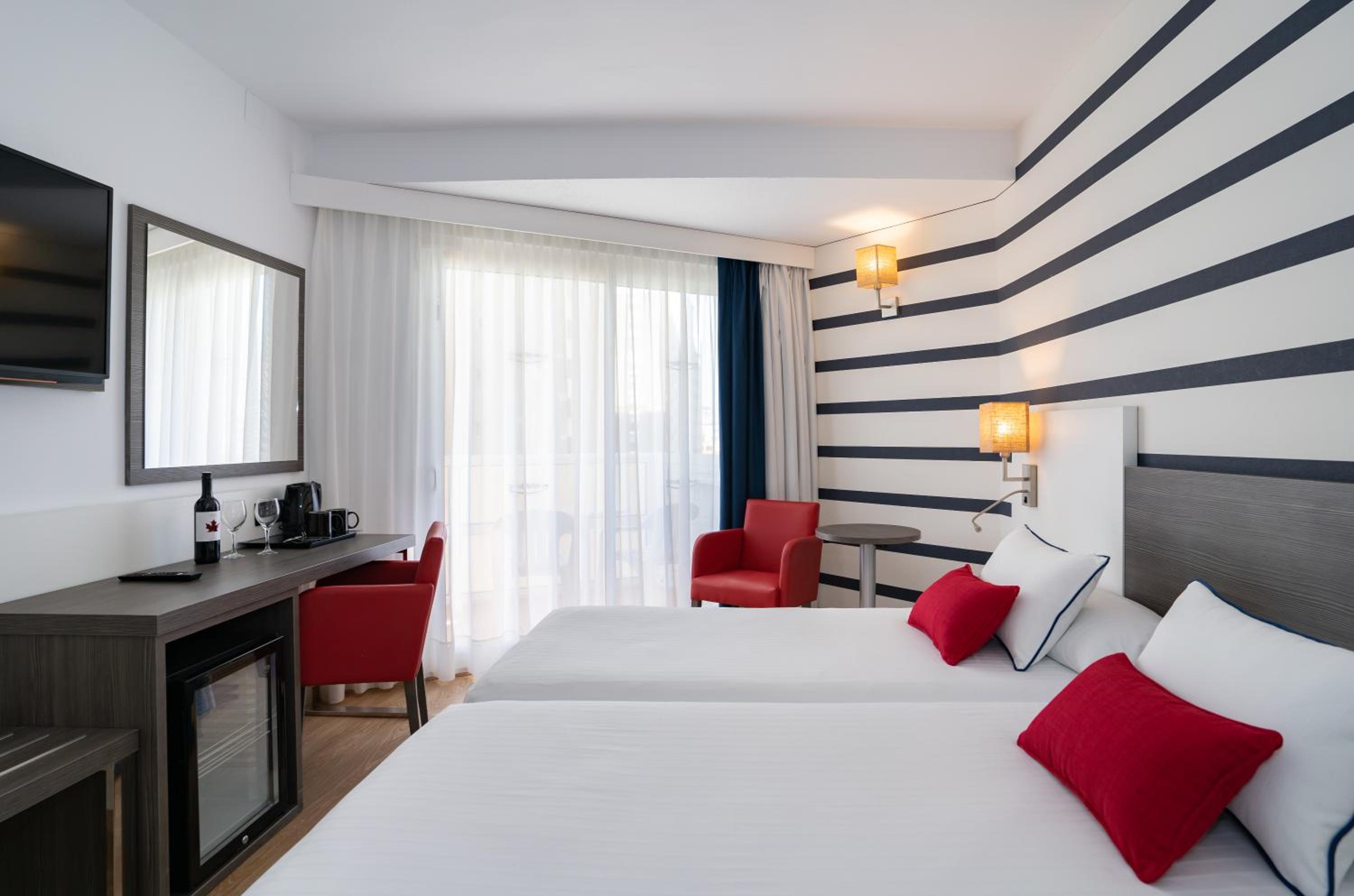 Double Room with Balcony (1 Adult) photo 3