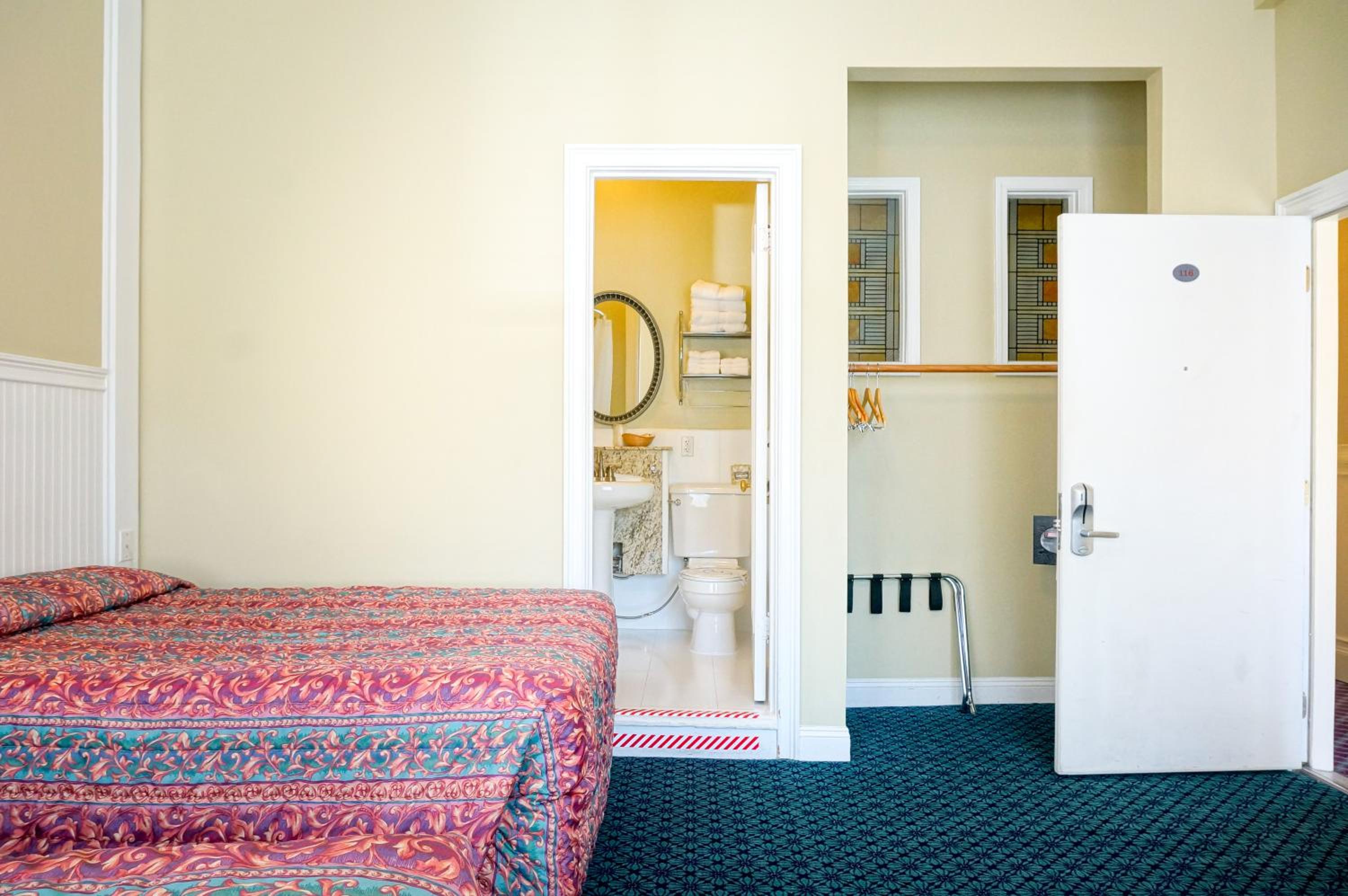 Double Room with Two Double Beds - Photo 11