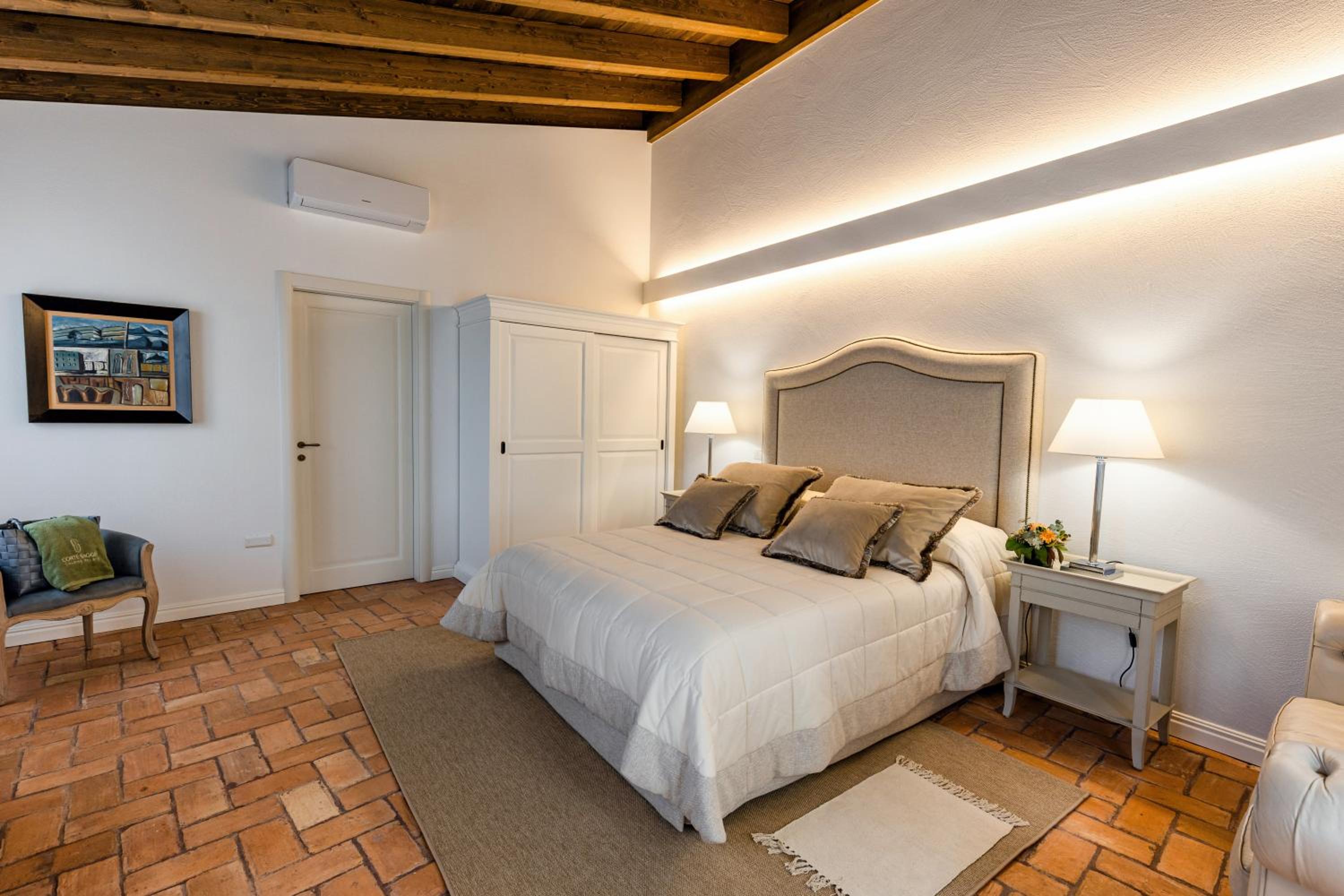 Large Double Room - Photo 1