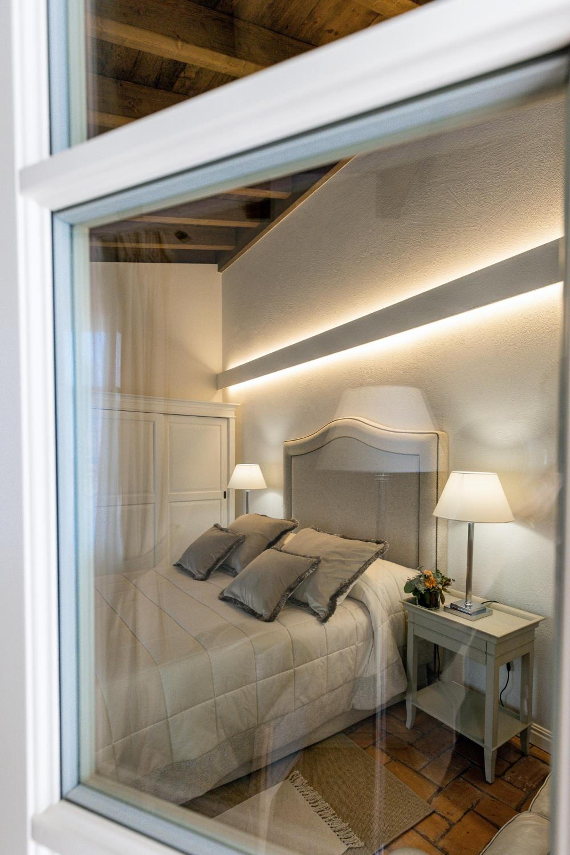 Large Double Room - Photo 5